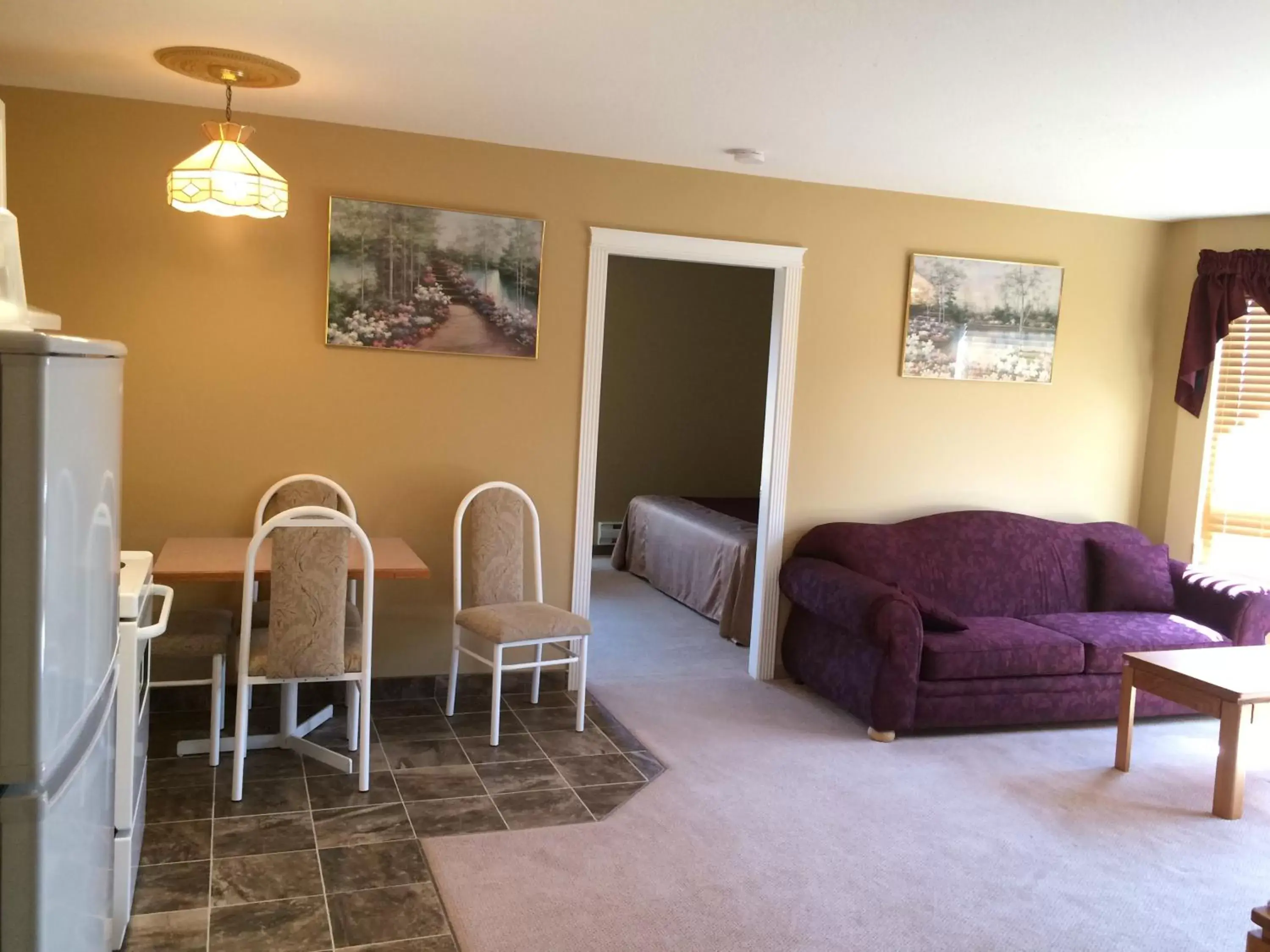 Living room, Seating Area in Western Budget Motel #1 & 2 Whitecourt