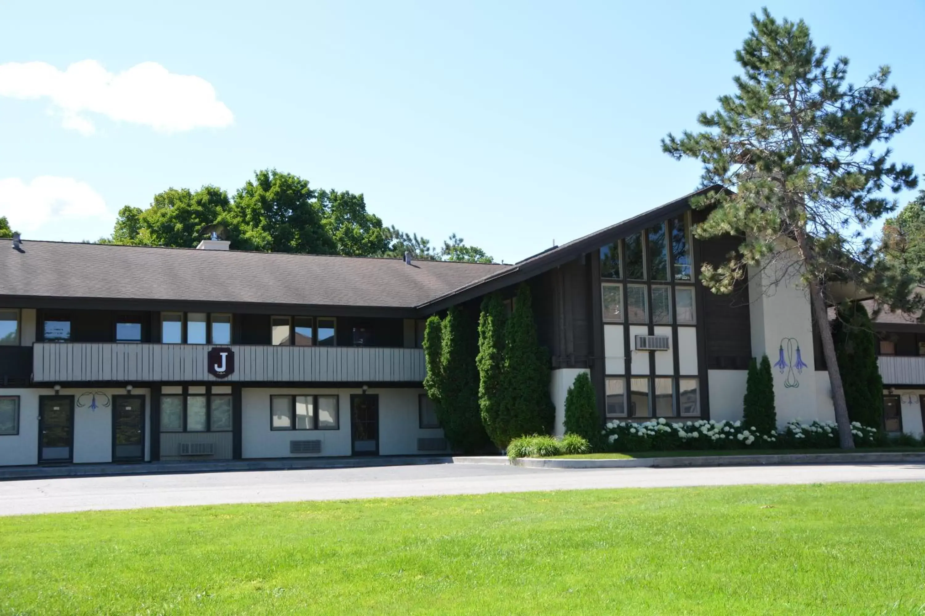 Property building in Boyne Mountain Property building in Boyne Mountain