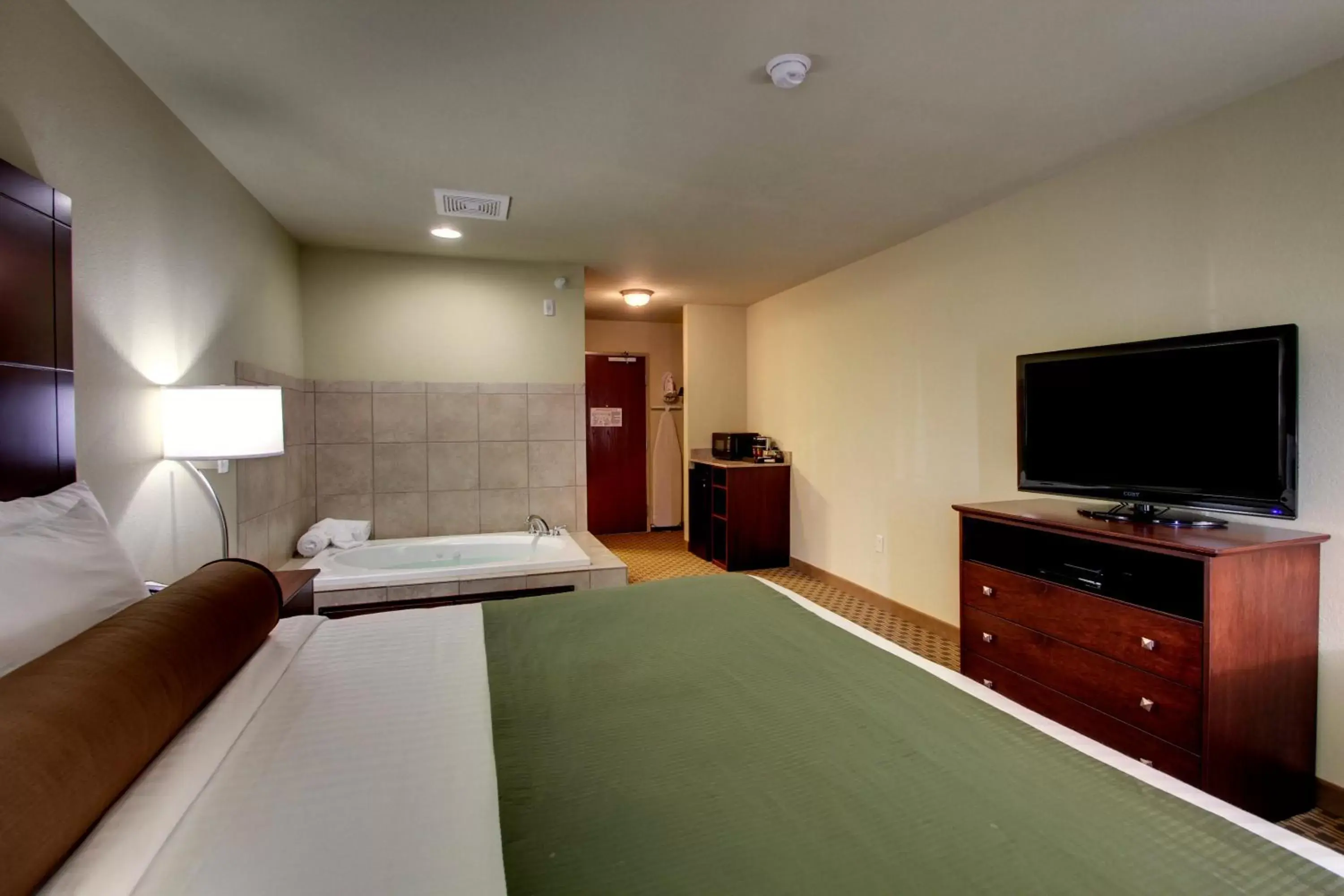 Bed in Cobblestone Inn & Suites - Rugby