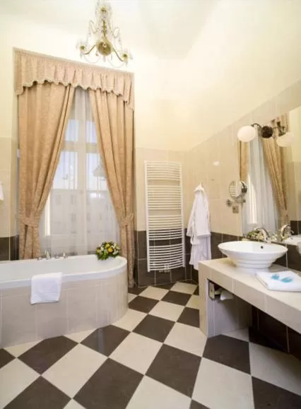 Bathroom, Bed in Chateau Zbiroh
