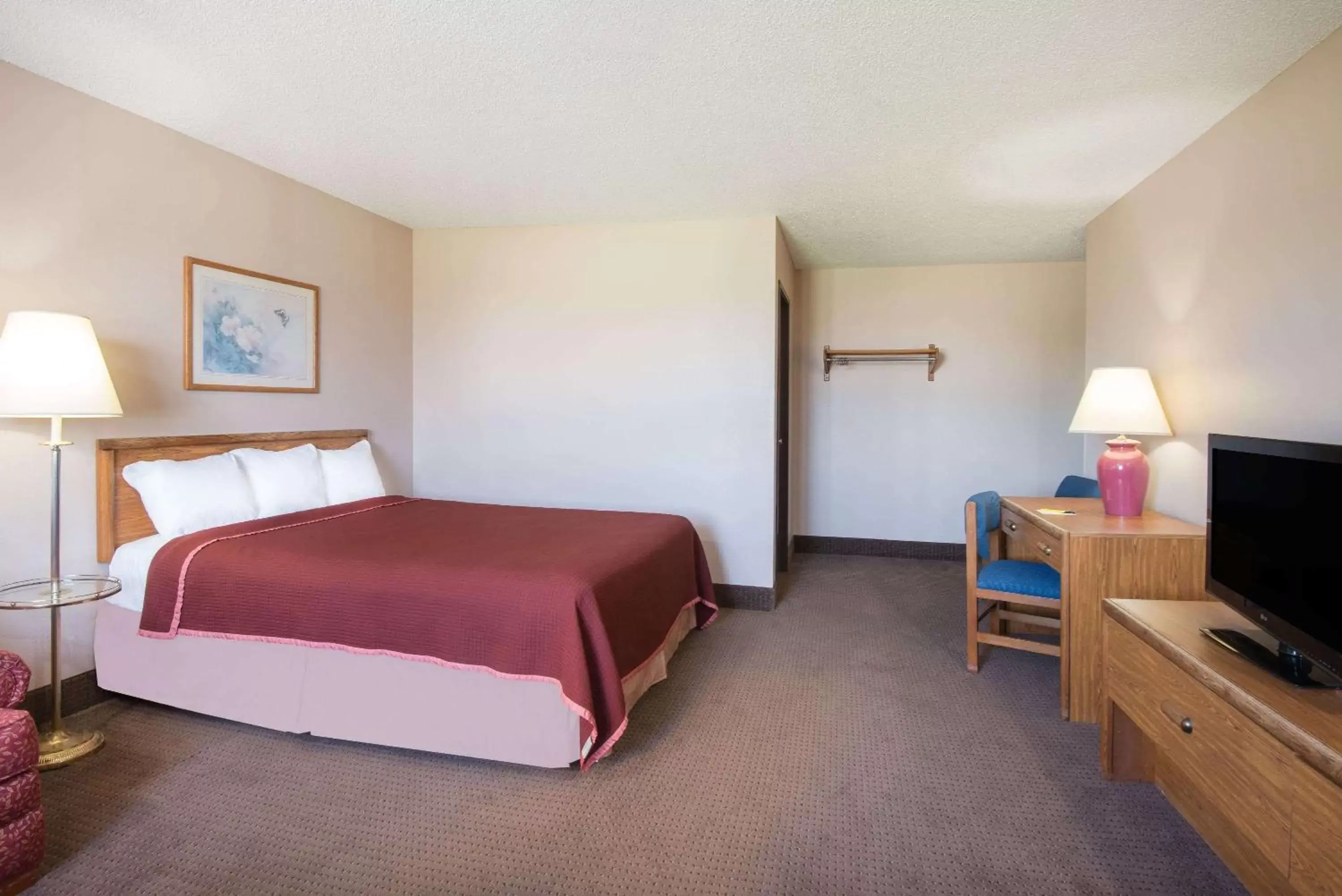 Photo of the whole room, Bed in Super 8 by Wyndham Abilene KS