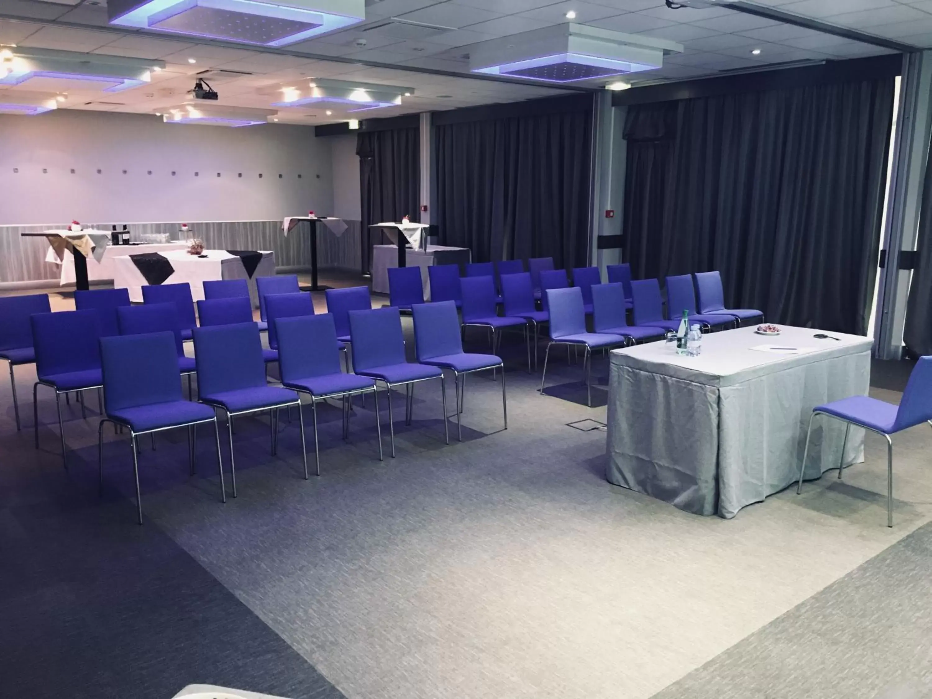 Seating area in Novotel Orléans Saint Jean de Braye