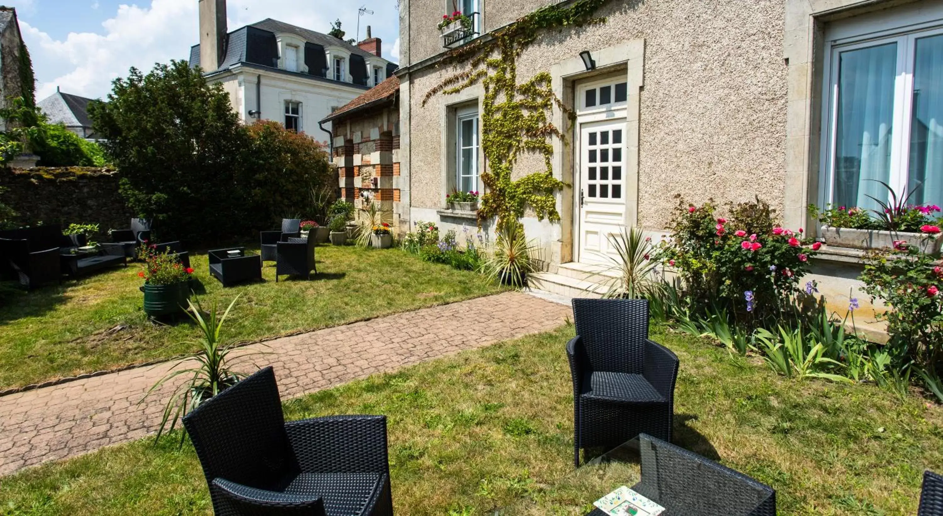 Garden in Logis Hôtels Restaurant La Mère Hamard