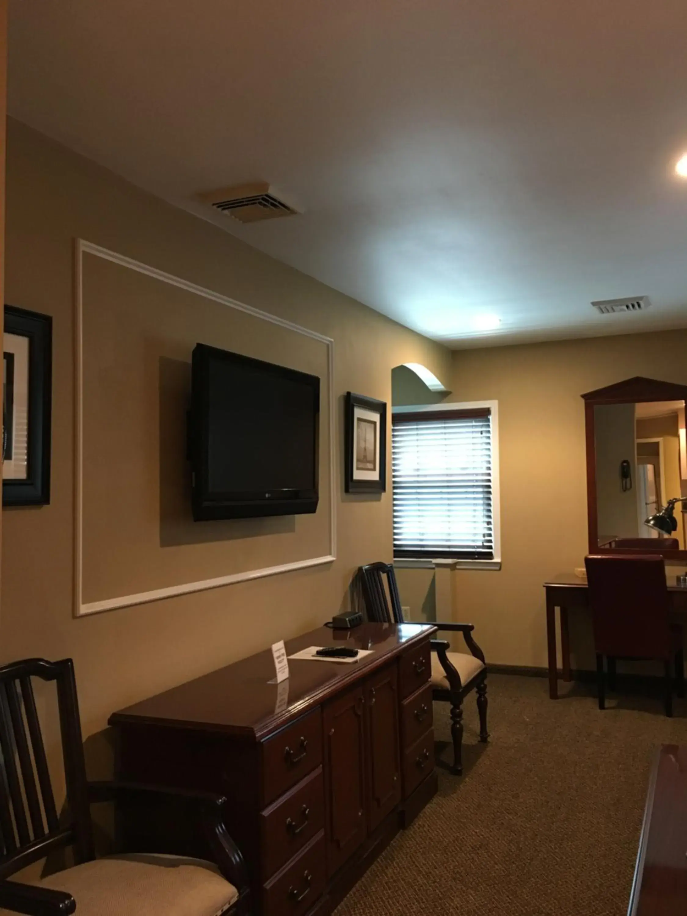 Seating area, TV/Entertainment Center in Whitman Motor Lodge