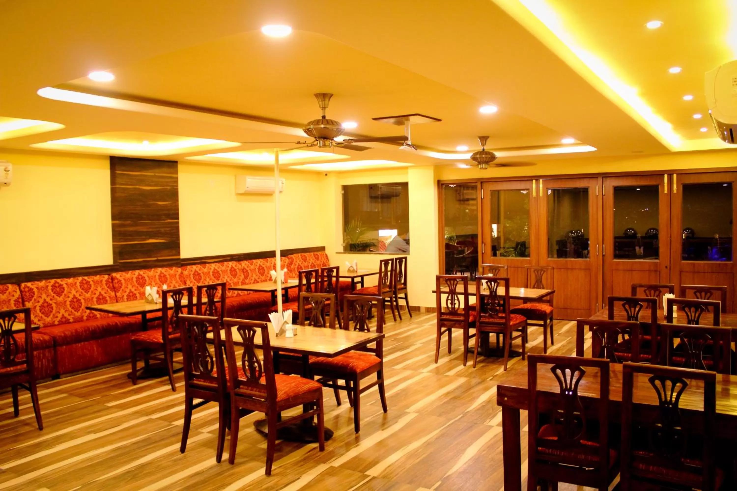 Restaurant/places to eat in Hotel H R Palace