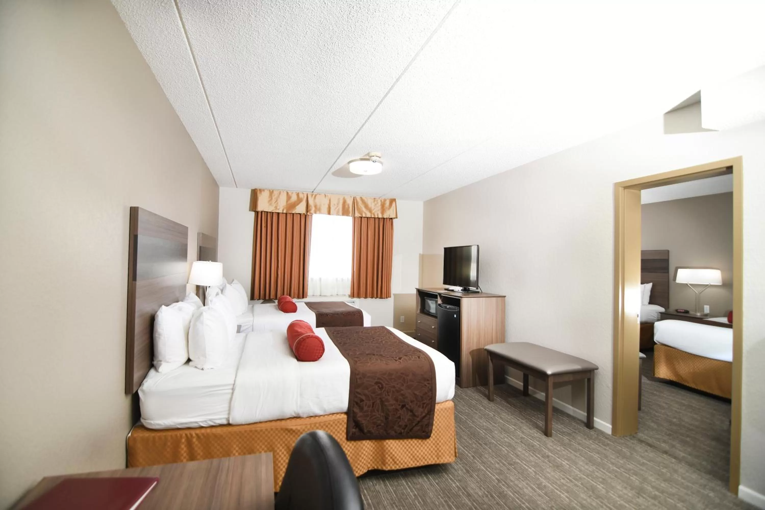 Photo of the whole room, Bed in Best Western Plus Sandusky Hotel & Suites