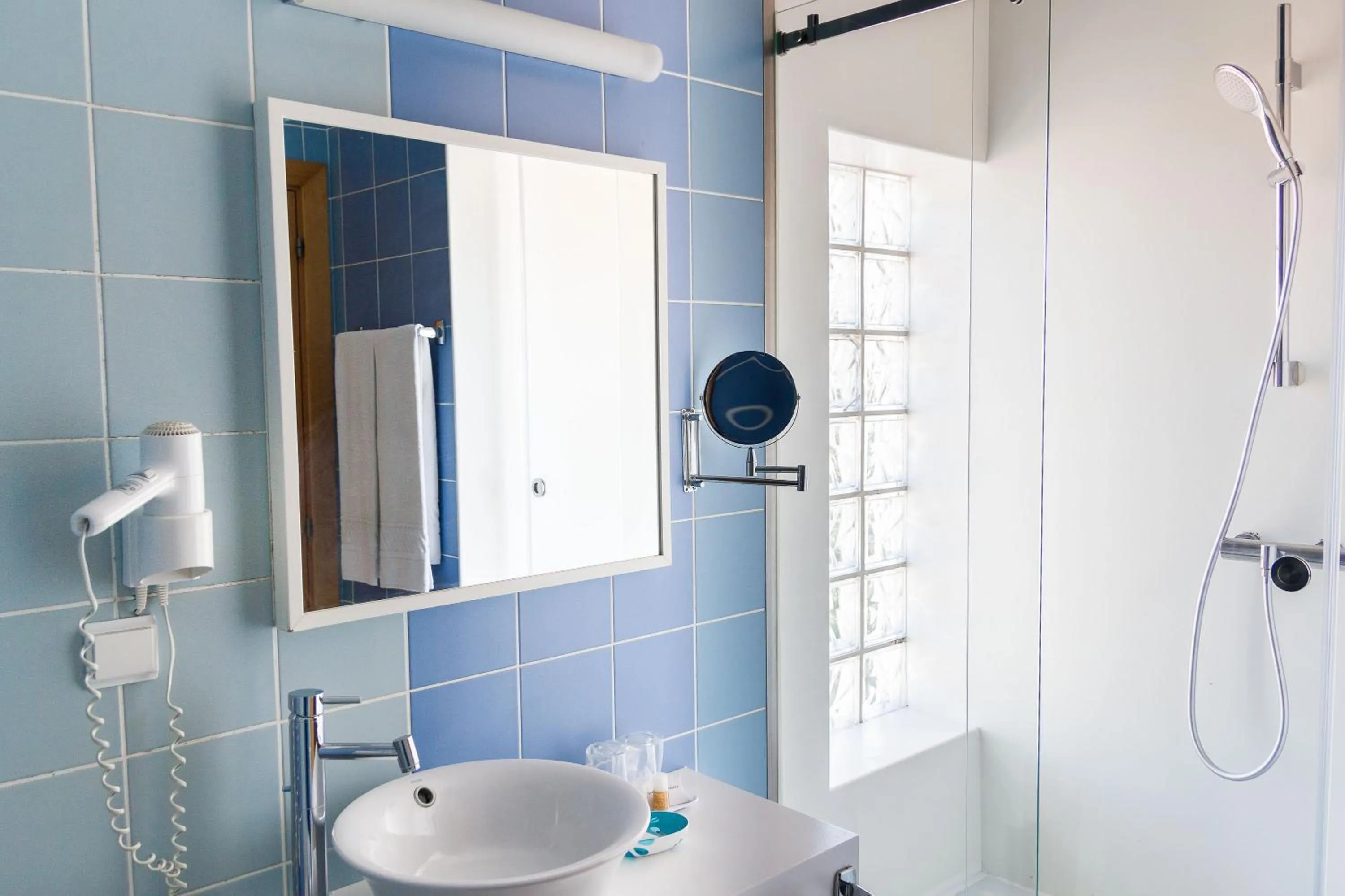 Bathroom in Boutique Hotel Casa do Outeiro - Arts & Crafts