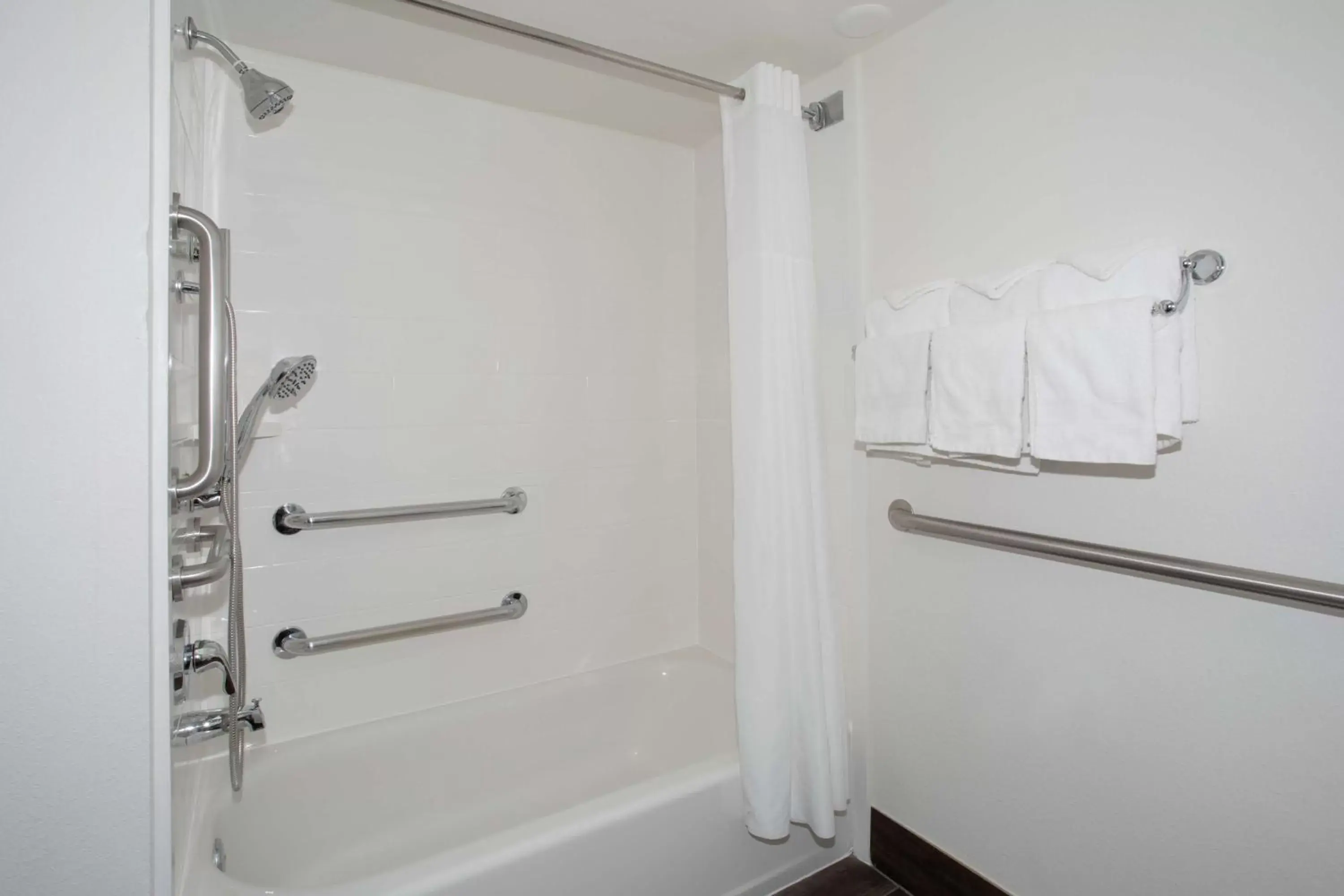 Bathroom in Hampton Inn & Suites Kansas City-Merriam