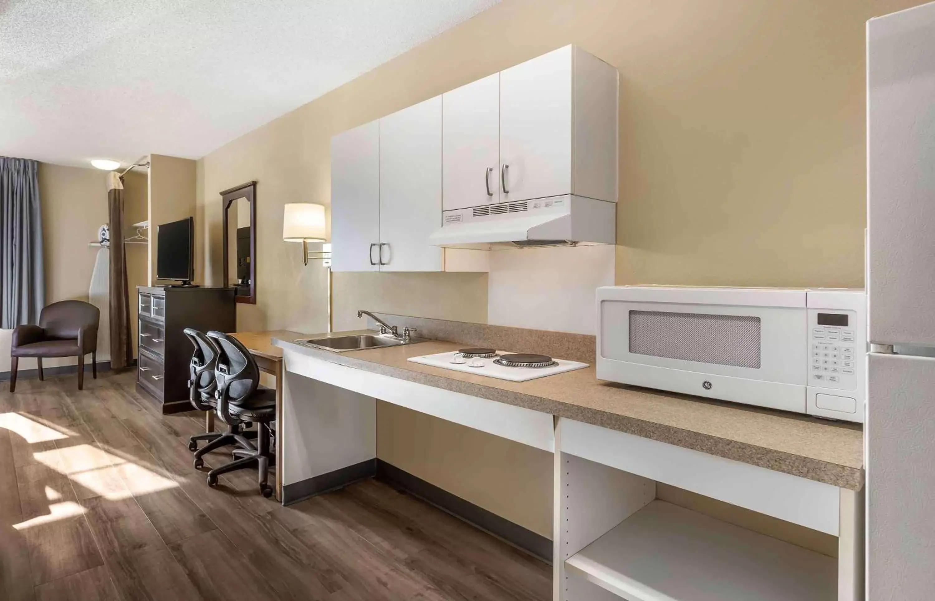 Bedroom, Kitchen/Kitchenette in Extended Stay America Suites - Boston - Braintree