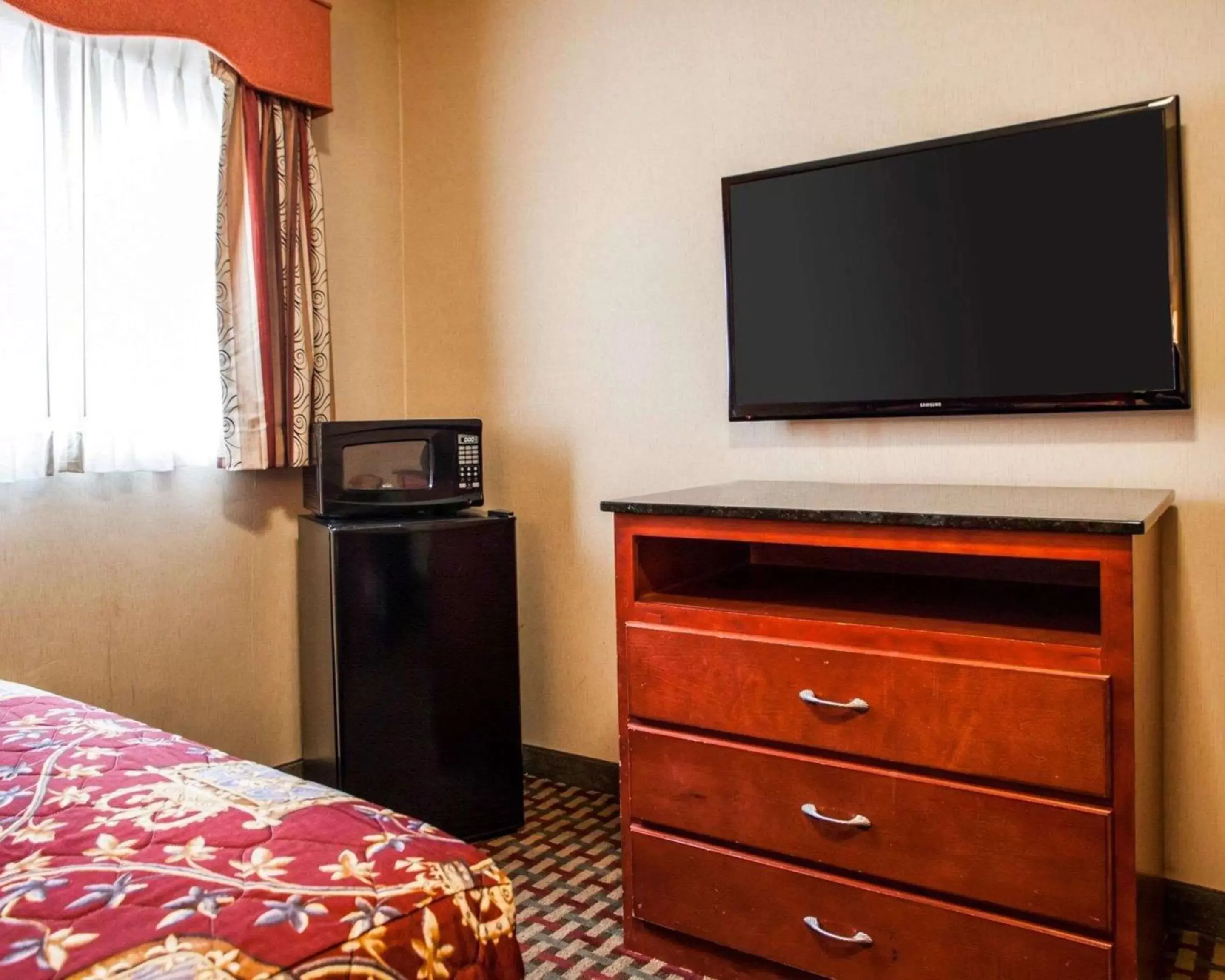 Photo of the whole room, TV/Entertainment Center in Rodeway Inn Paterson New Jersey