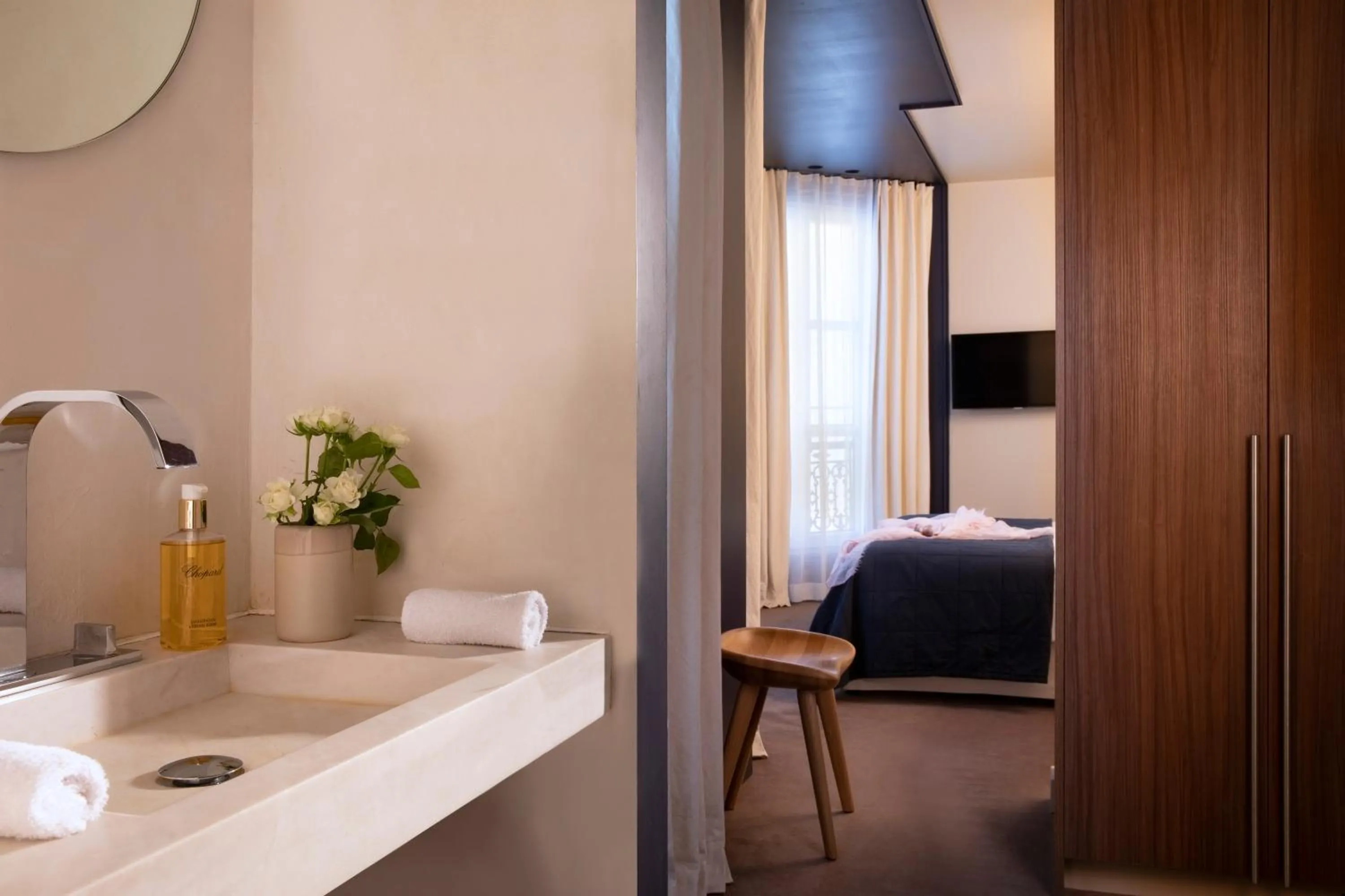 Bathroom, Bed in Hotel de Nell