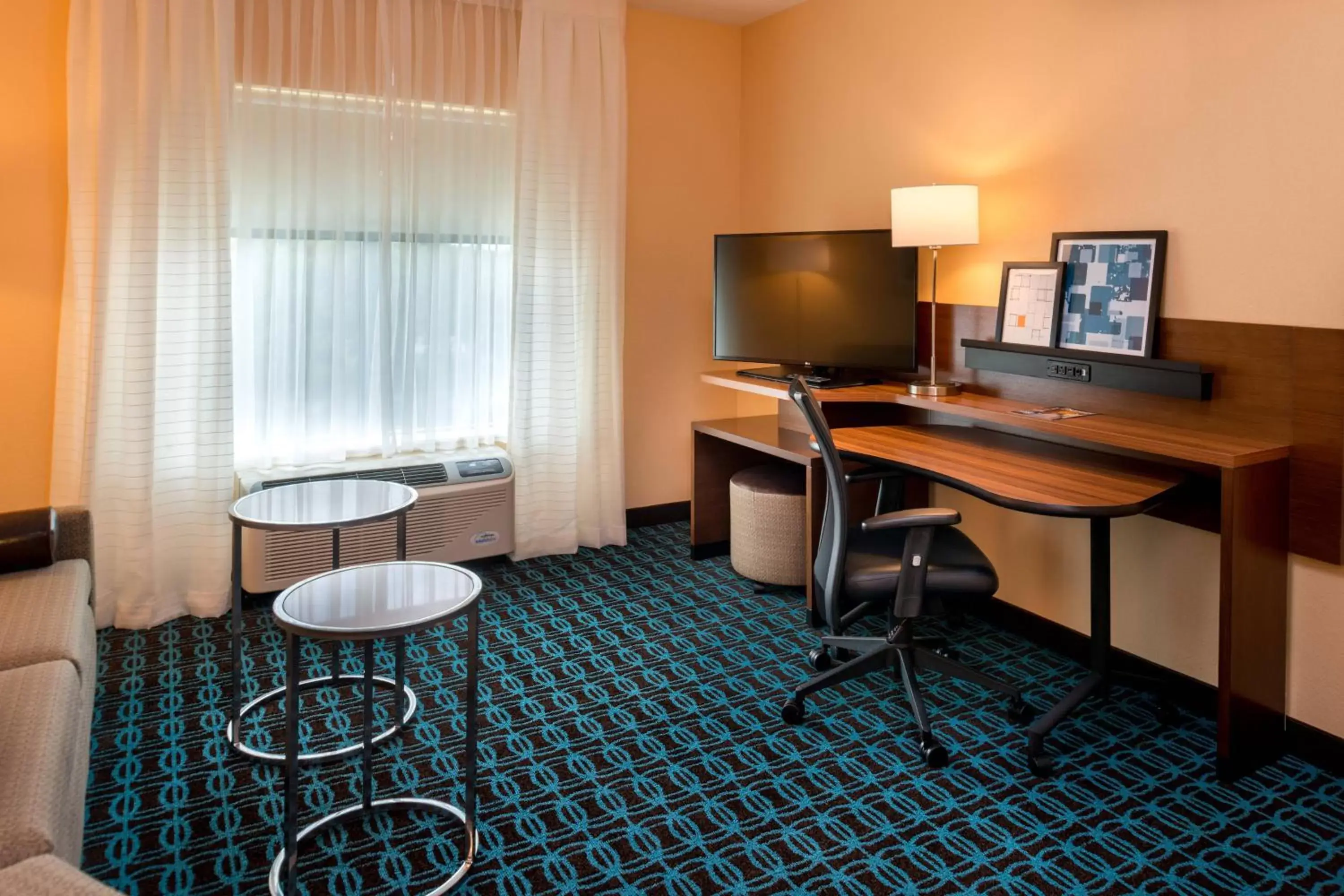 Photo of the whole room, TV/Entertainment Center in Fairfield Inn & Suites by Marriott Orlando East/UCF Area