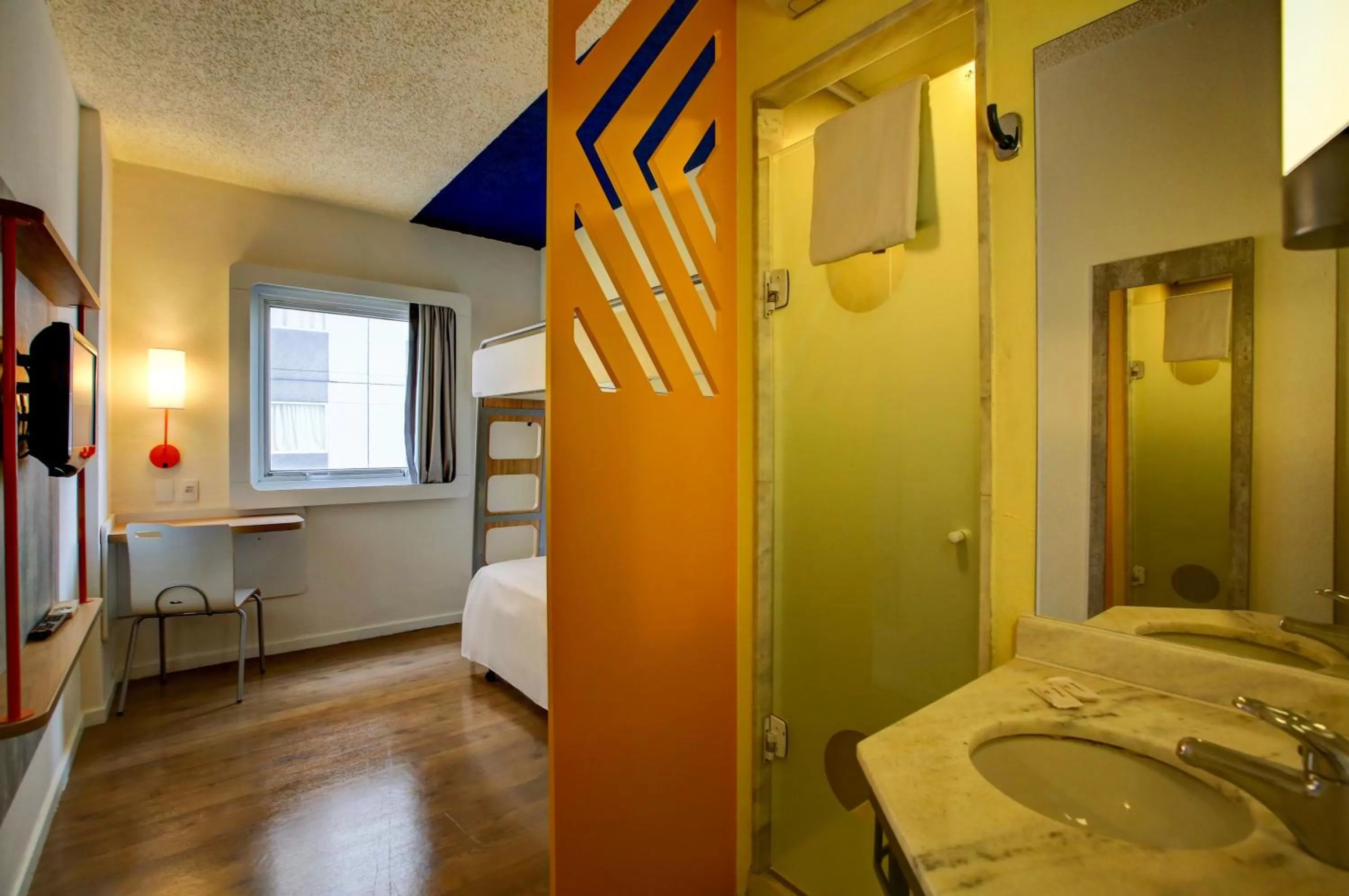 Bedroom, Bed in ibis budget Tambore