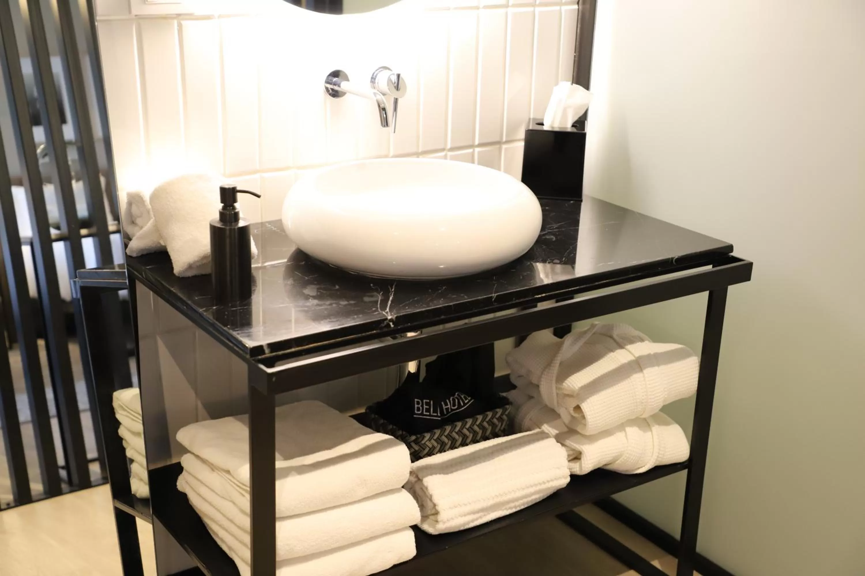 Bathroom, Bed in Bellwort Hotel