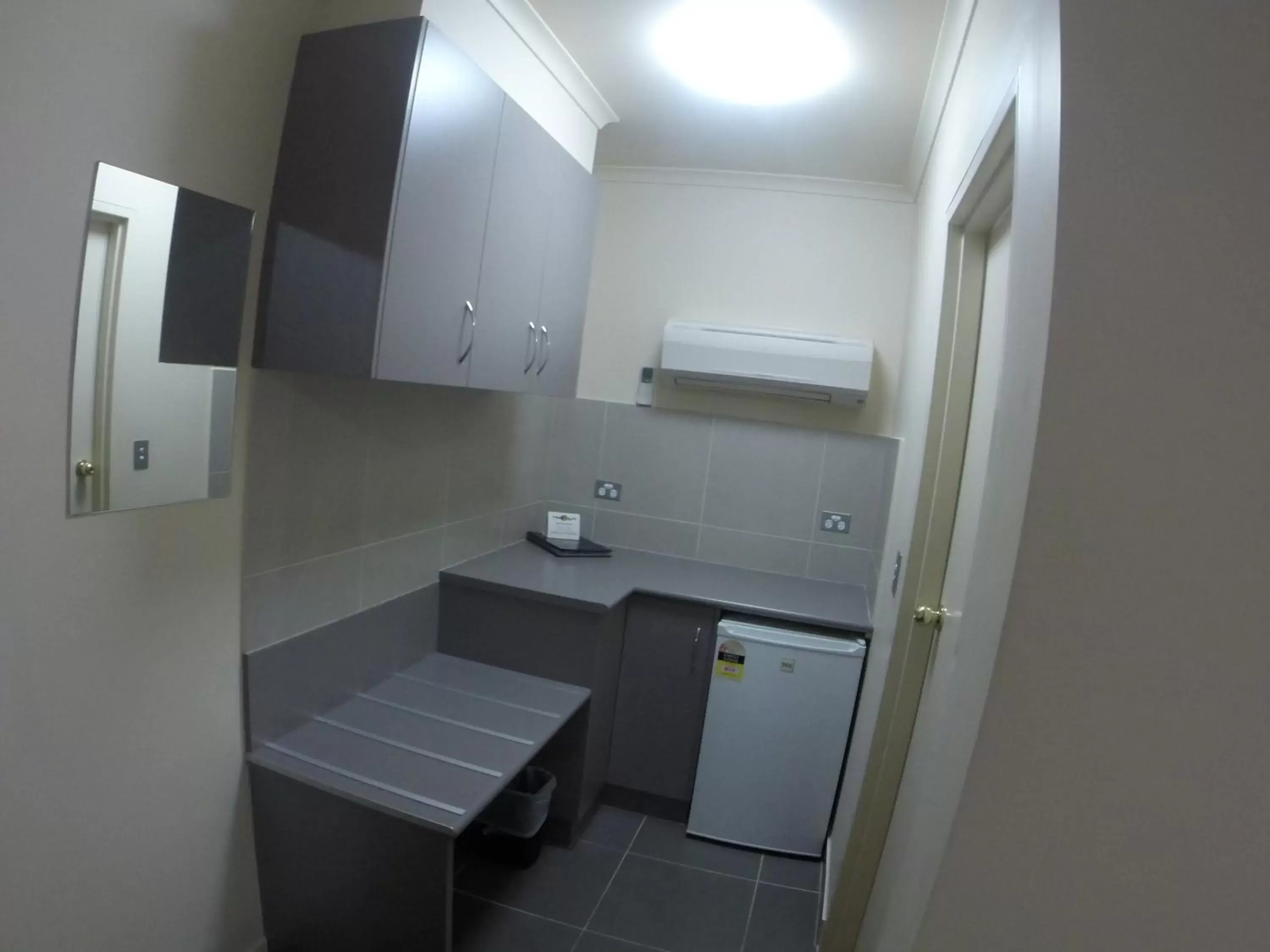 Kitchen or kitchenette, Bathroom in Comfort Inn Clubarham