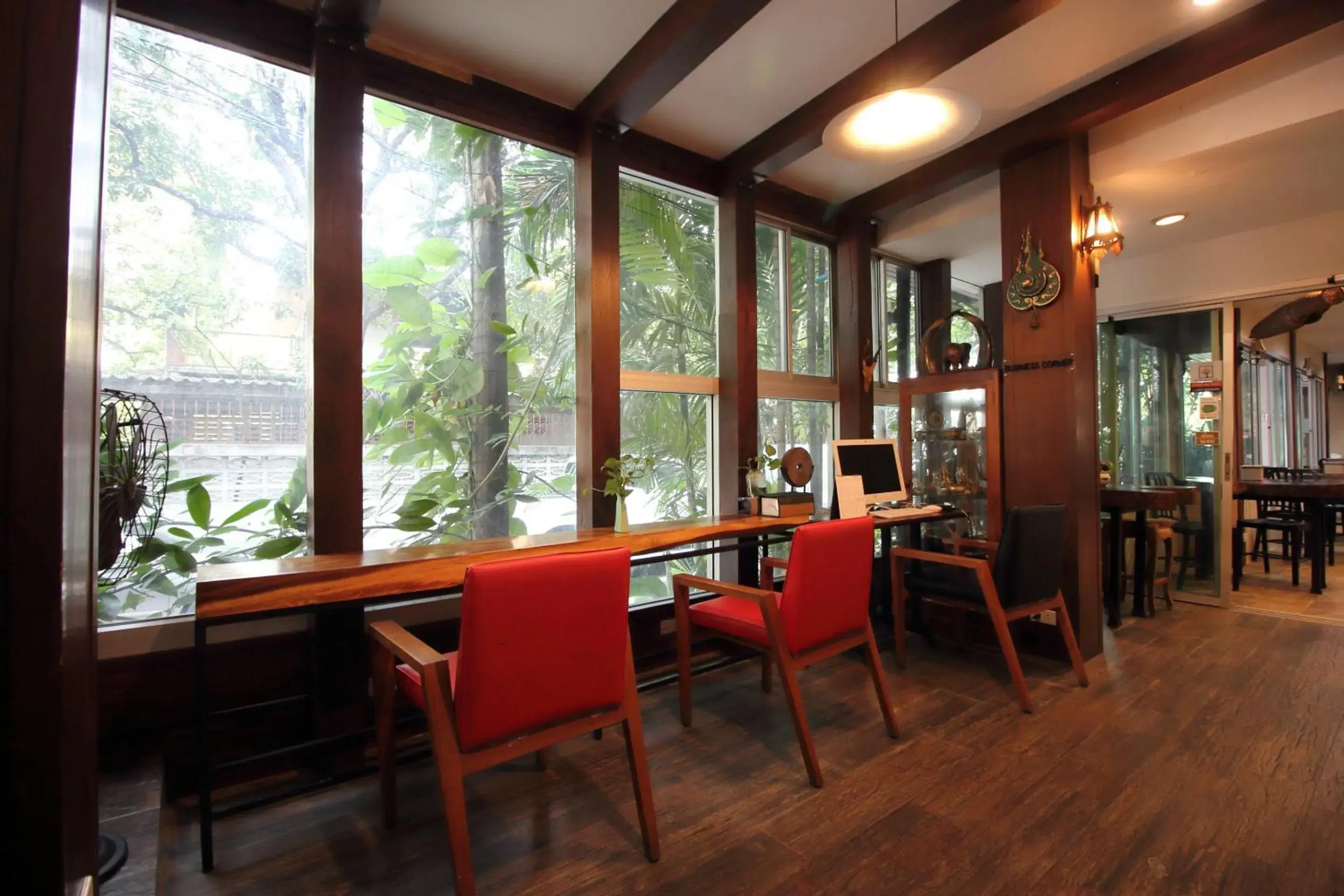 Seating area, Restaurant/Places to Eat in Super OYO Capital O 564 Nature Boutique Hotel
