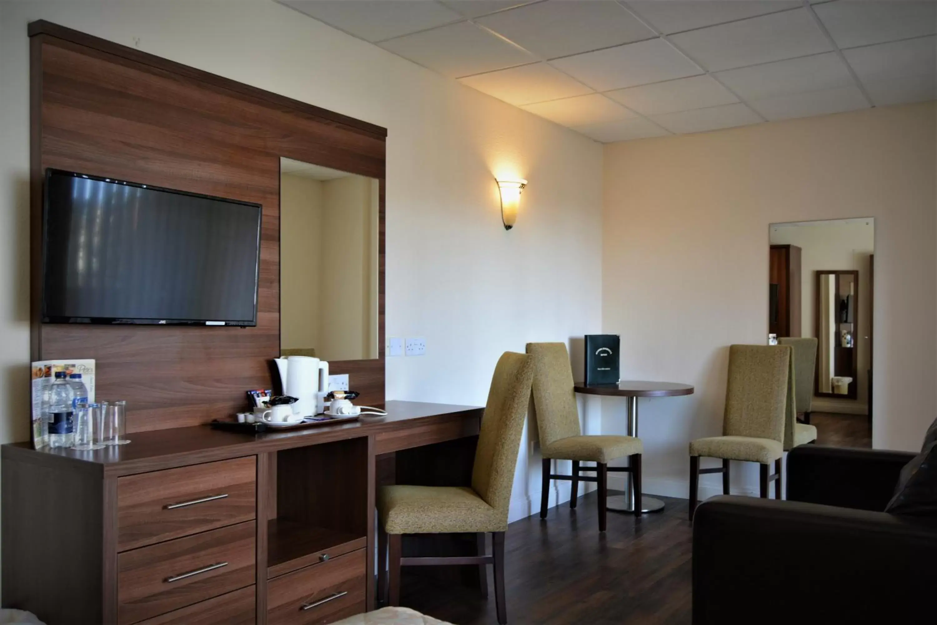 Coffee/tea facilities, TV/Entertainment Center in Oliver Cromwell Hotel