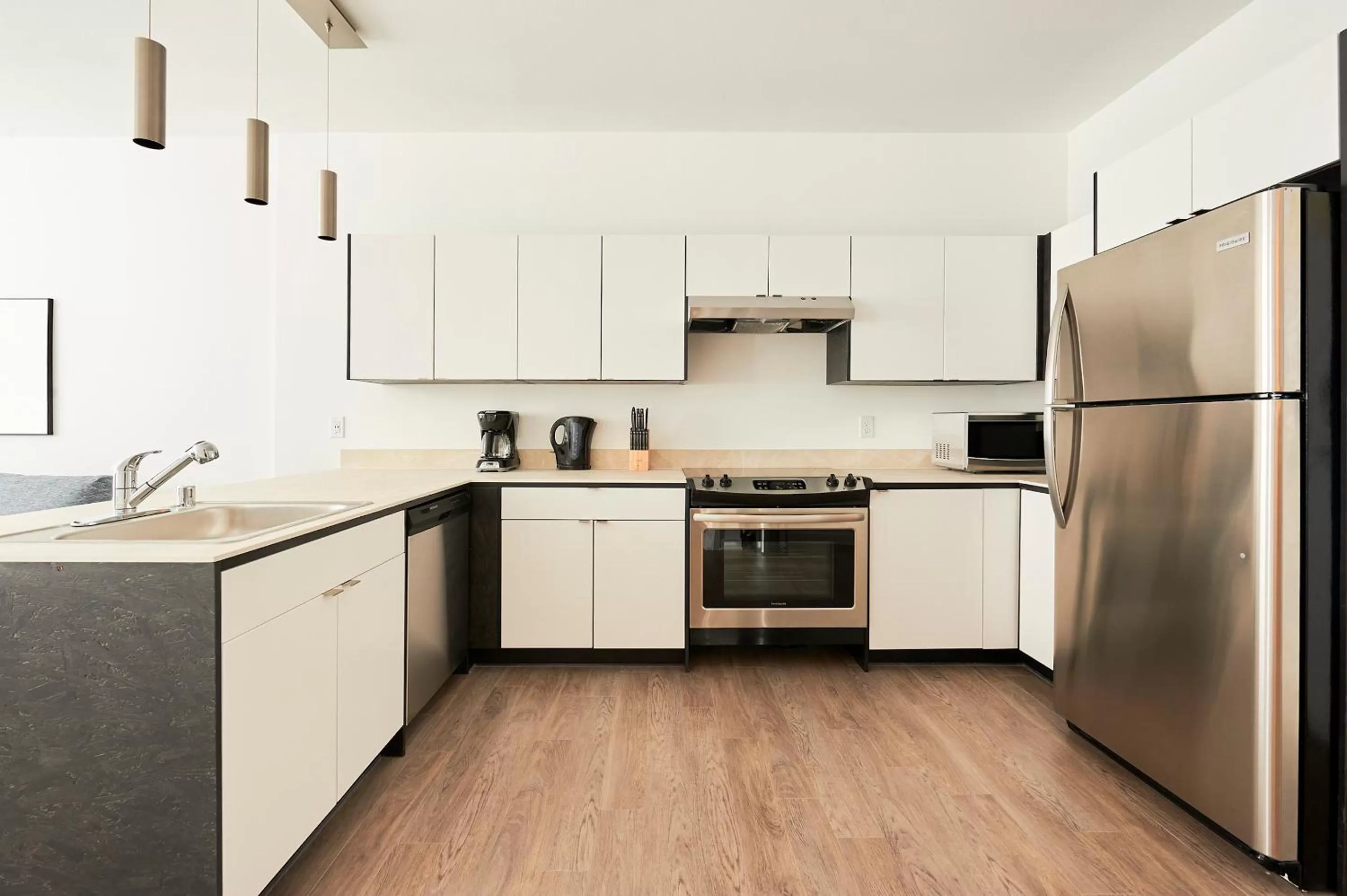 Living room, Kitchen/Kitchenette in Sonder at MODI