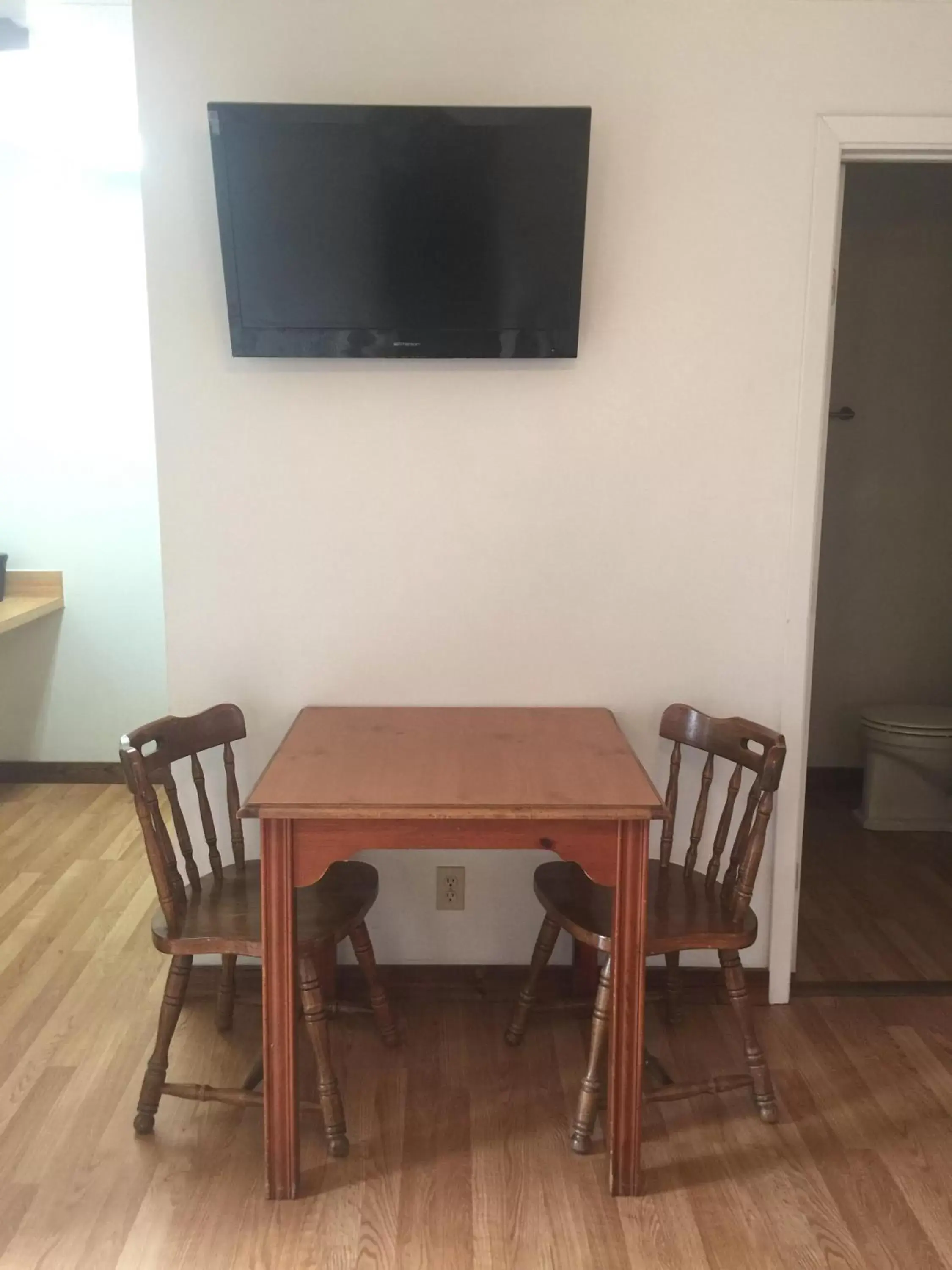 Dining area, TV/Entertainment Center in Hotel Kitsmiller on Main