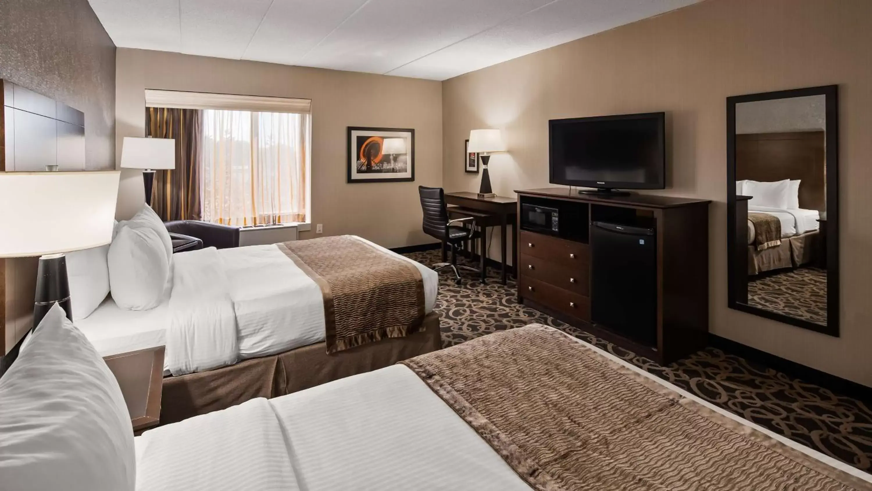 Photo of the whole room, TV/Entertainment Center in Best Western Ramkota Hotel Aberdeen