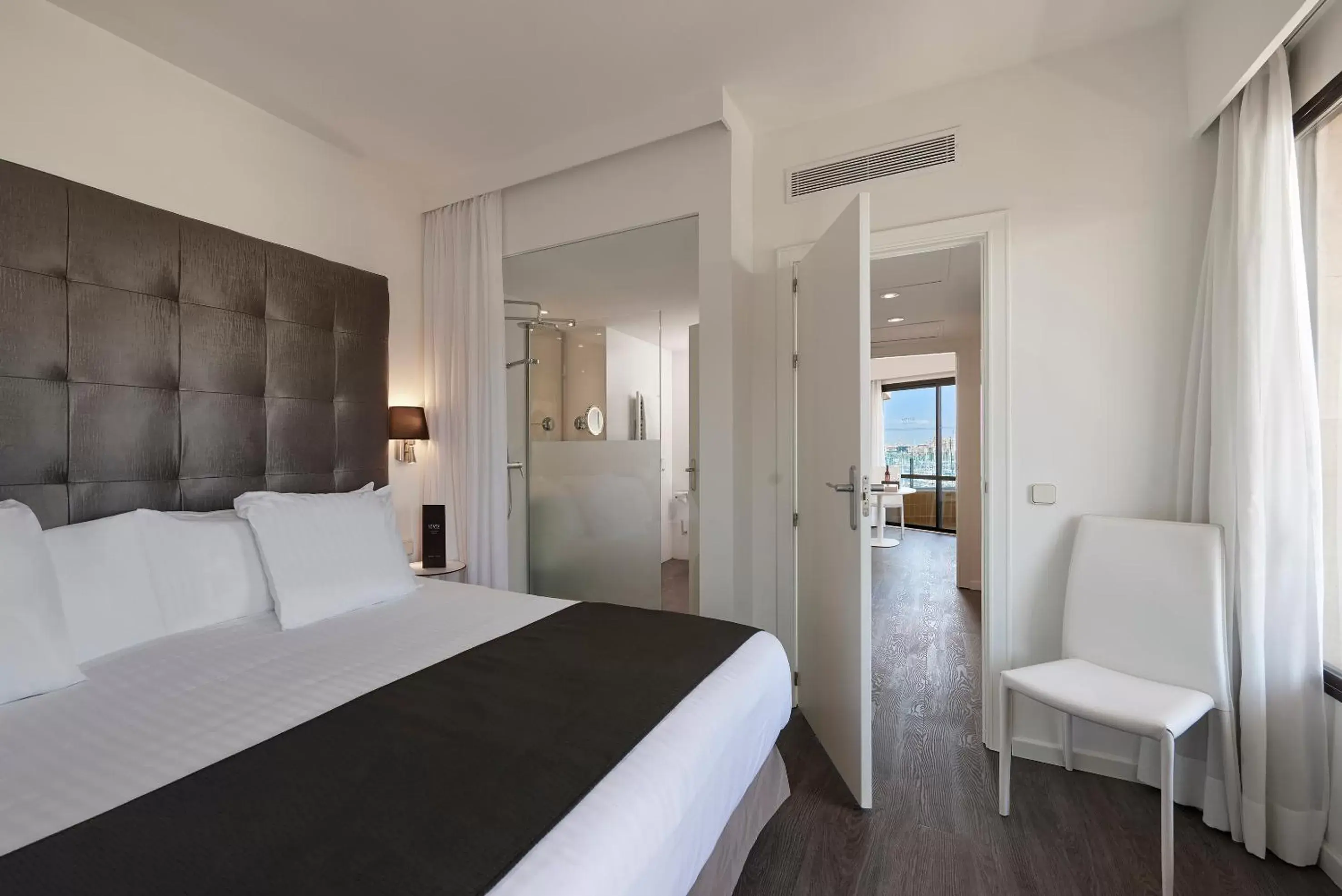 Photo of the whole room, Bed in Meliá Palma Marina