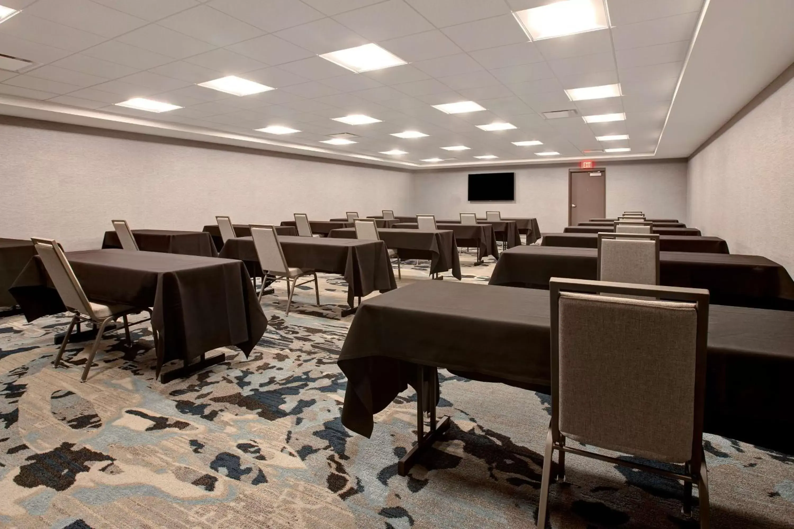 Meeting/conference room, Restaurant/Places to Eat in Embassy Suites By Hilton Rockford Riverfront
