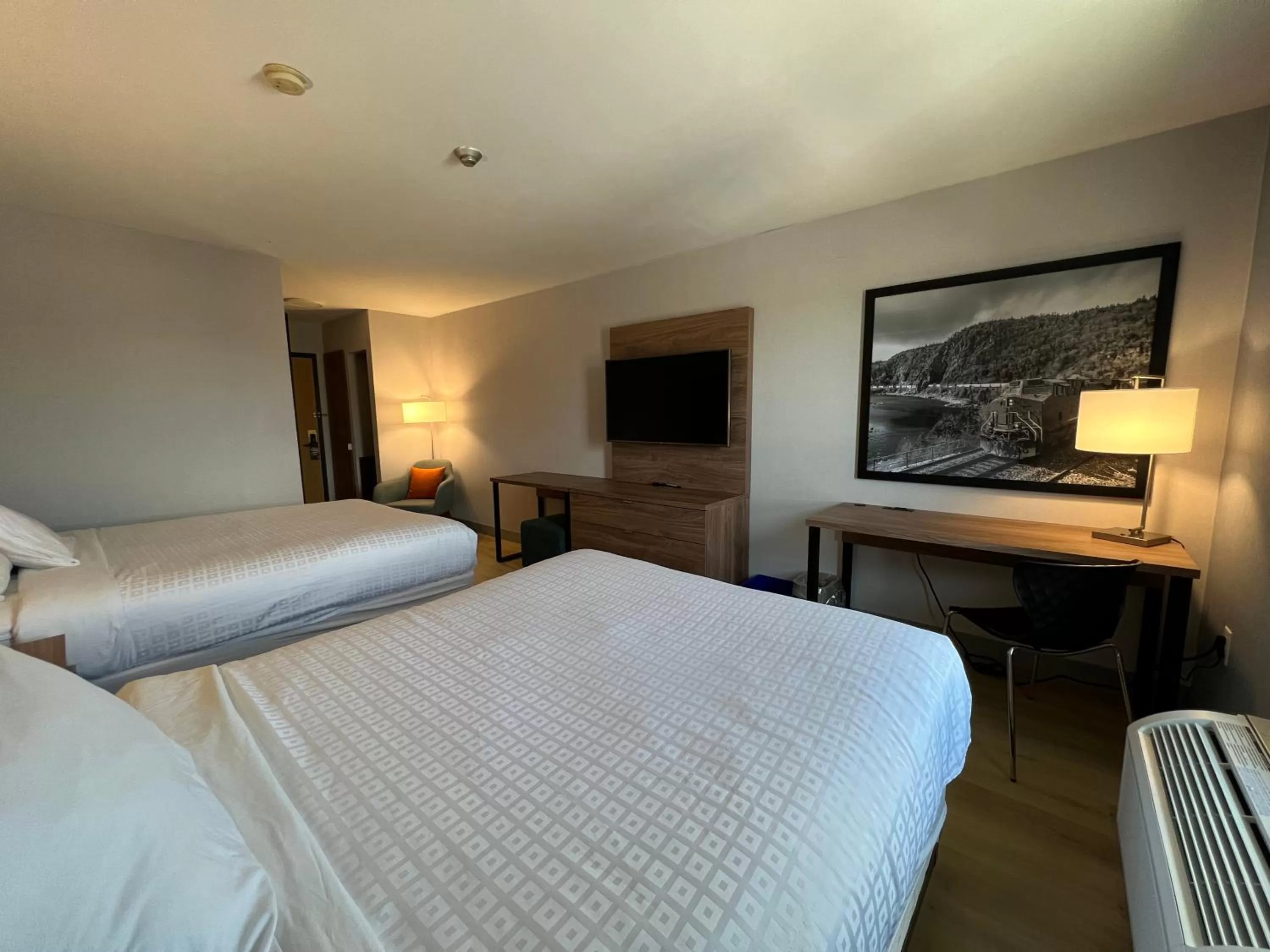 Photo of the whole room, Bed in Super 8 by Wyndham Cornwall ON