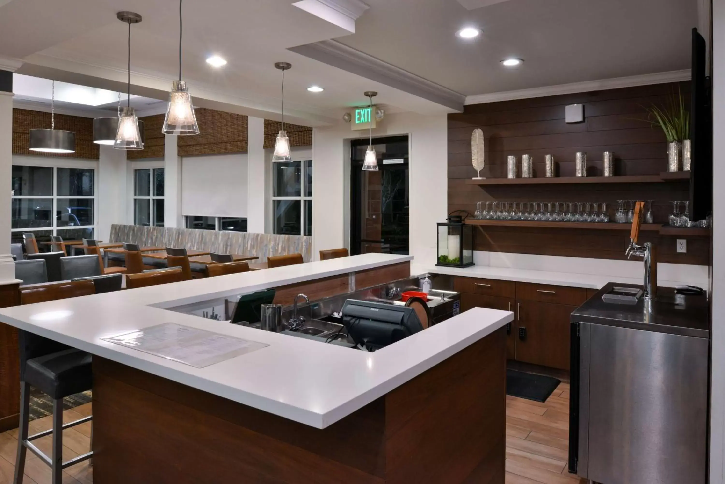 Lounge or bar, Kitchen/Kitchenette in Hilton Garden Inn Napa