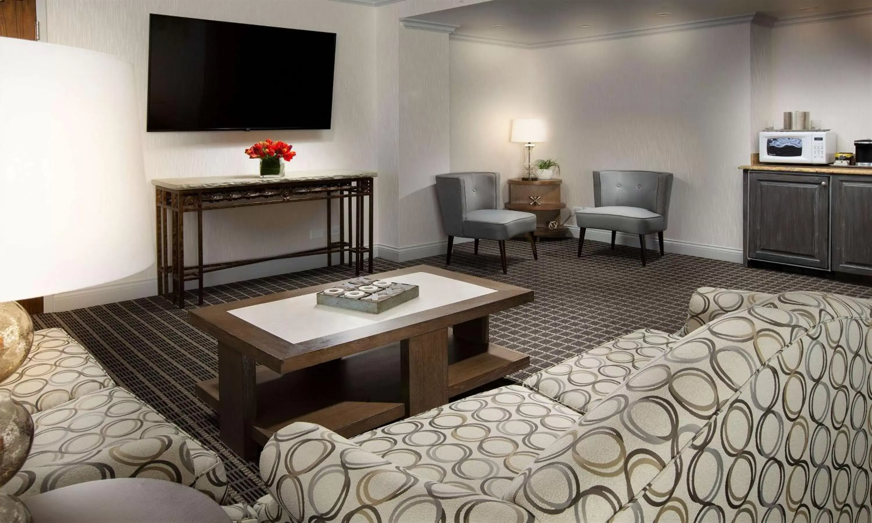 Living room, Seating Area in Hilton Chicago/Northbrook