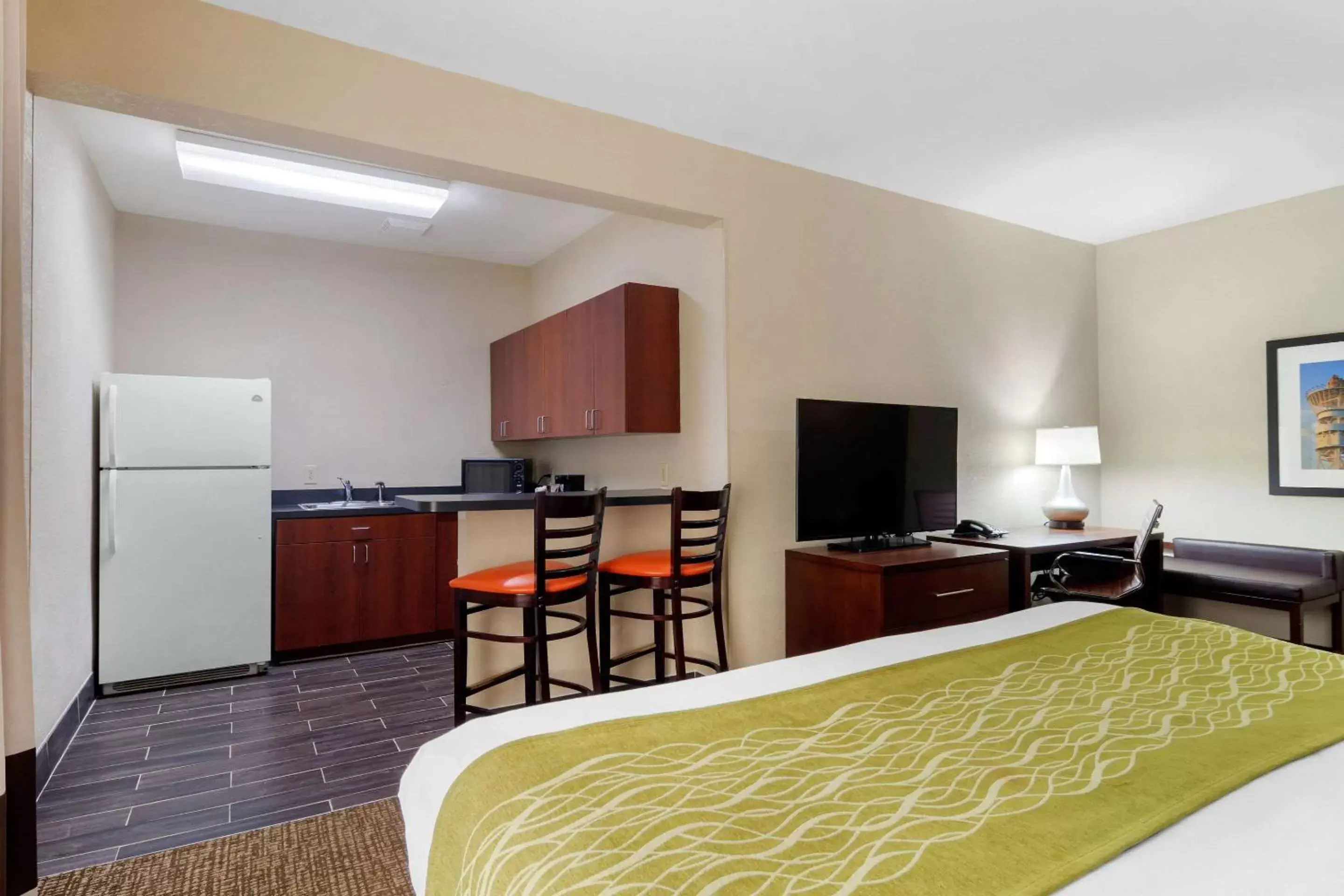 Photo of the whole room, Kitchen/Kitchenette in Comfort Inn & Suites