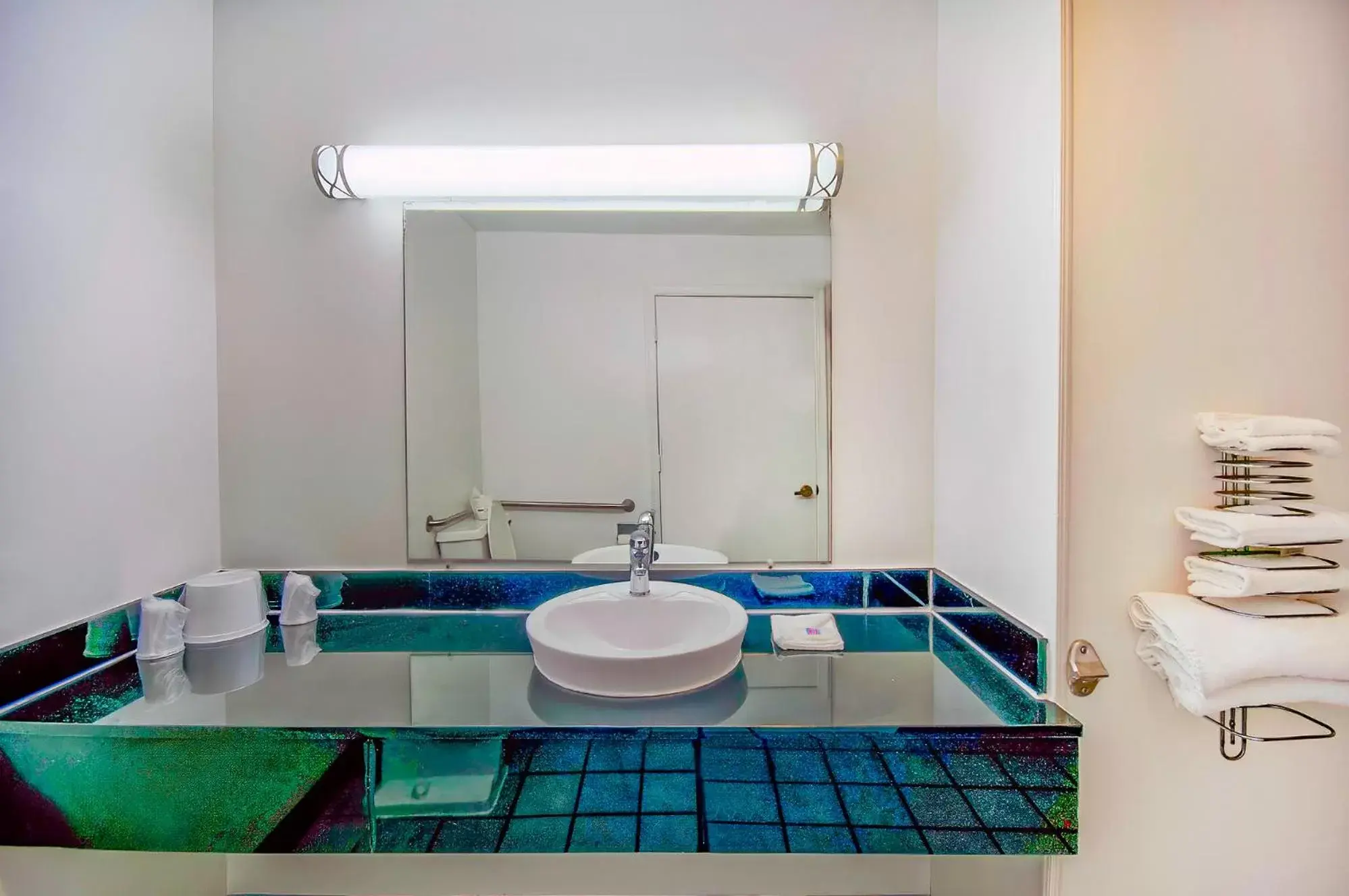 Bathroom in Motel 6-Grand Rivers, KY