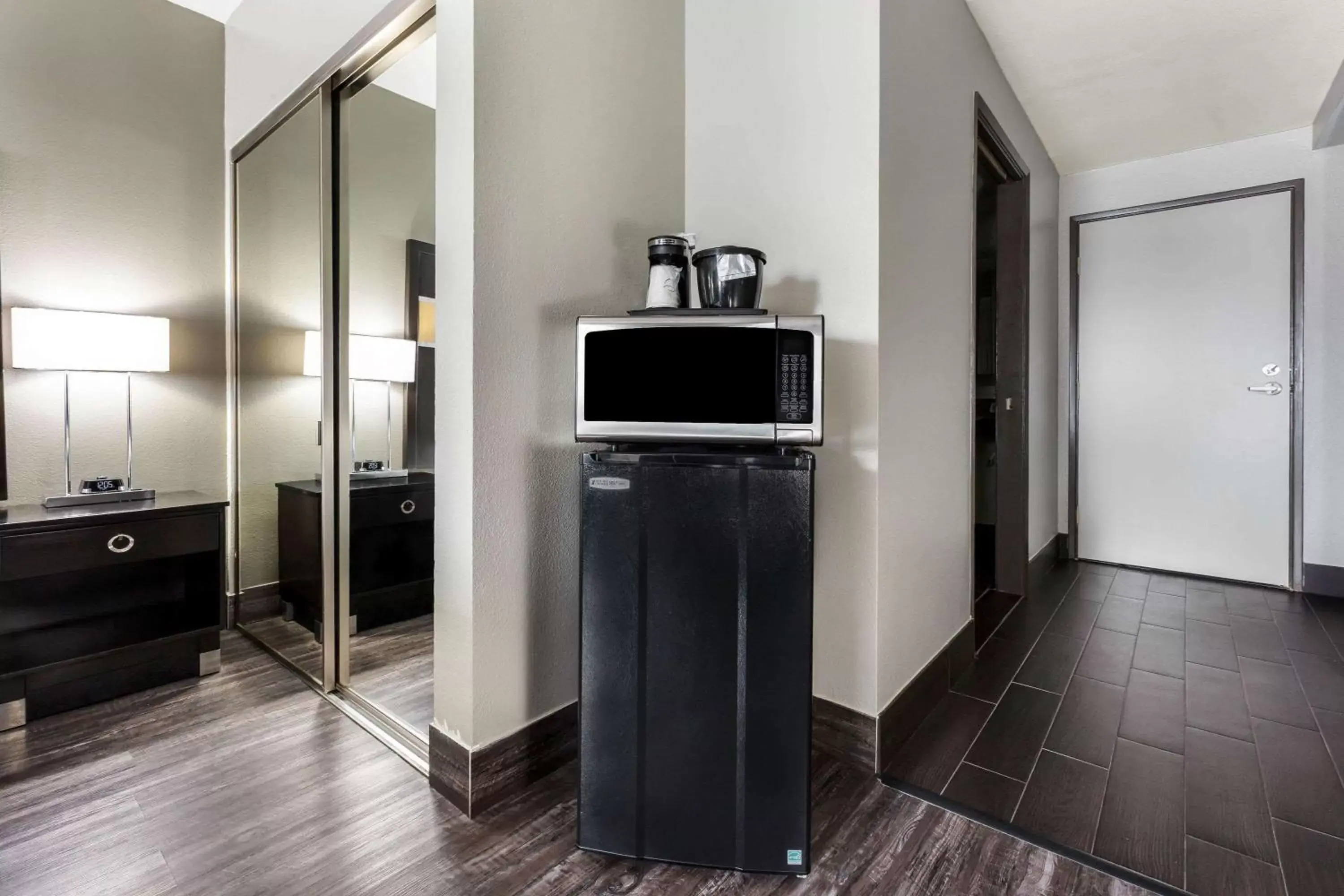 Photo of the whole room in La Quinta by Wyndham San Diego Mission Bay Photo of the whole room in La Quinta by Wyndham San Diego Mission Bay