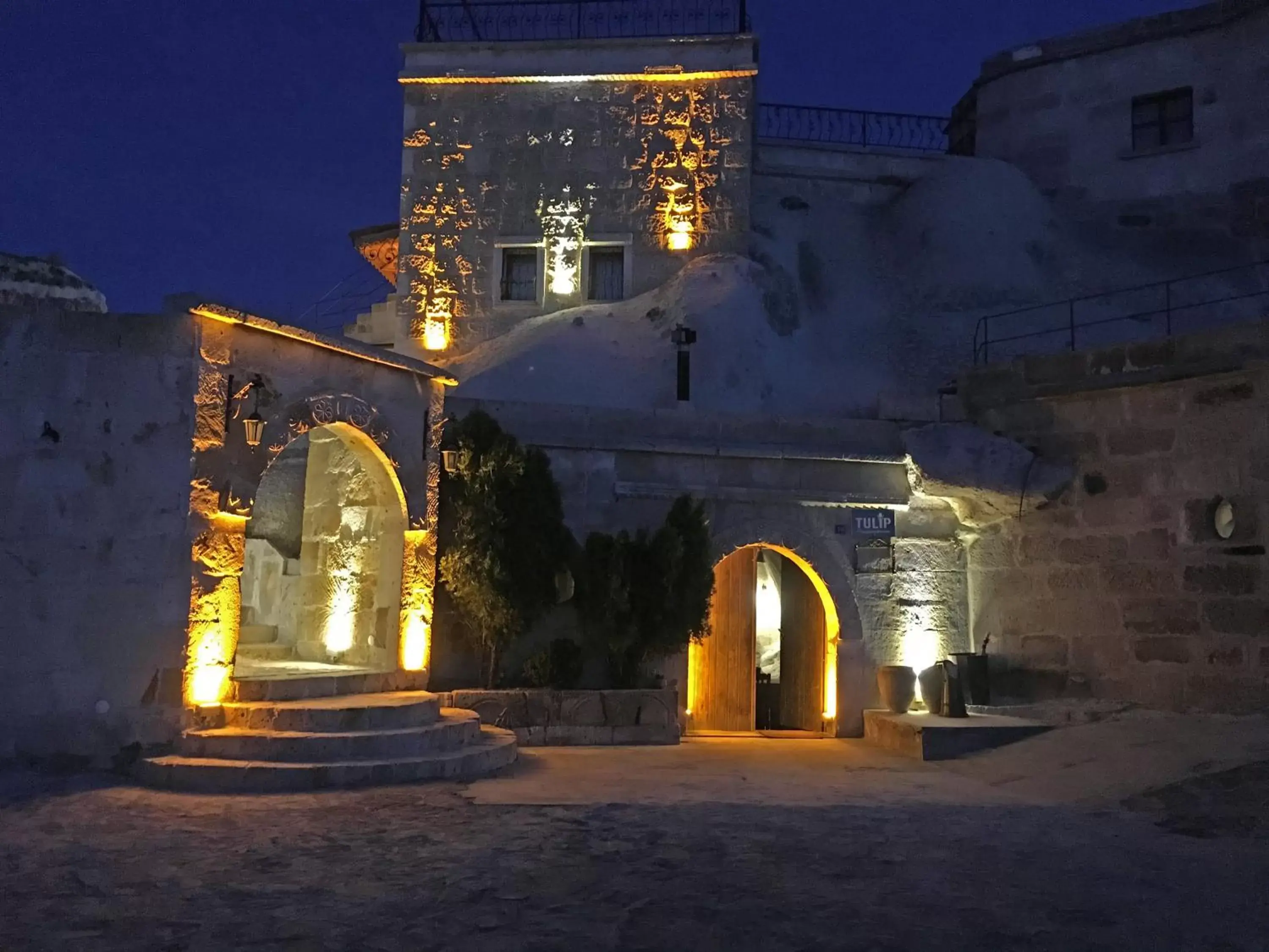 Facade/entrance, Property Building in Tulip Cave Suites