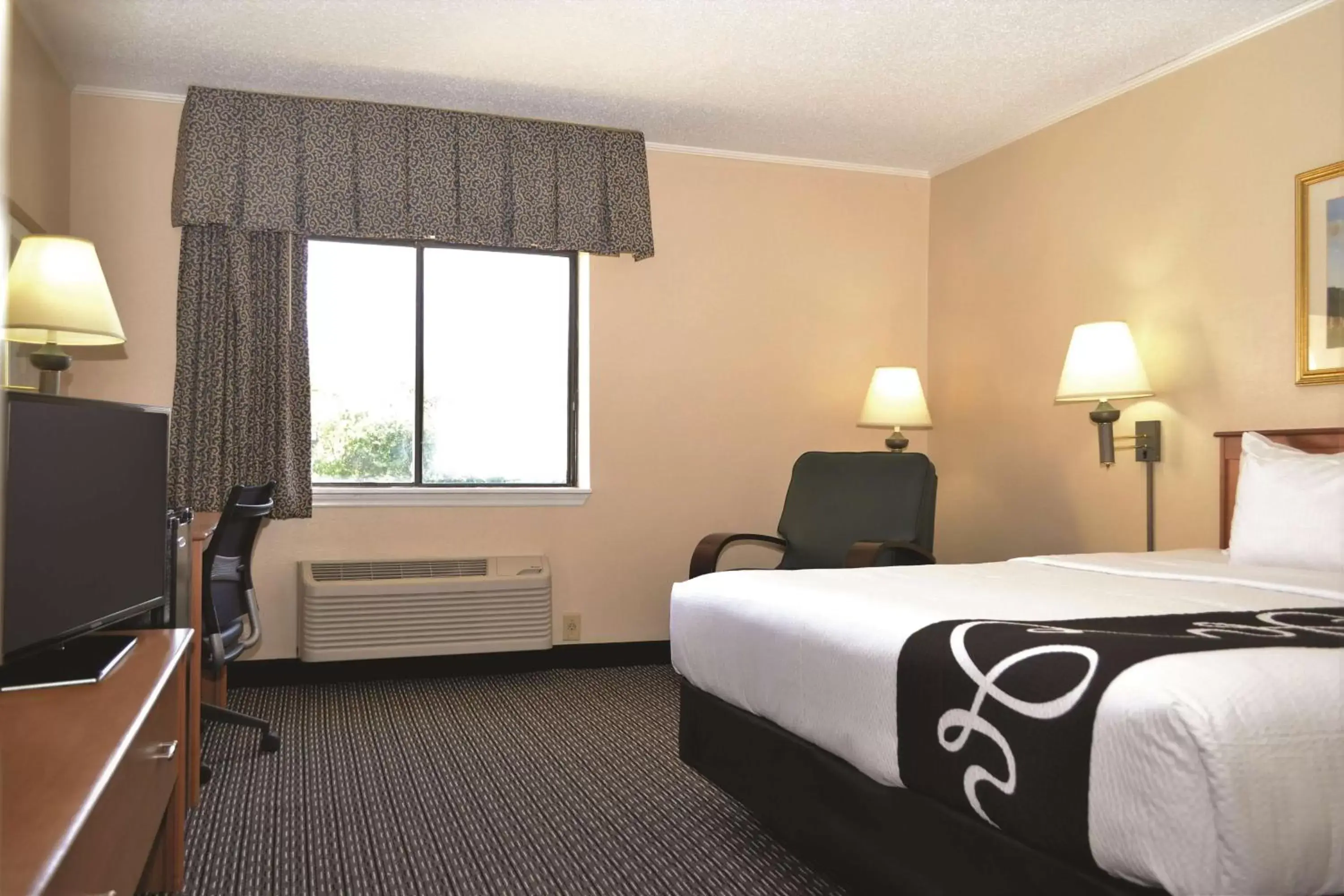 Deluxe King Room - Non-Smoking in La Quinta by Wyndham Tampa Fairgrounds - Casino Deluxe King Room - Non-Smoking in La Quinta by Wyndham Tampa Fairgrounds - Casino