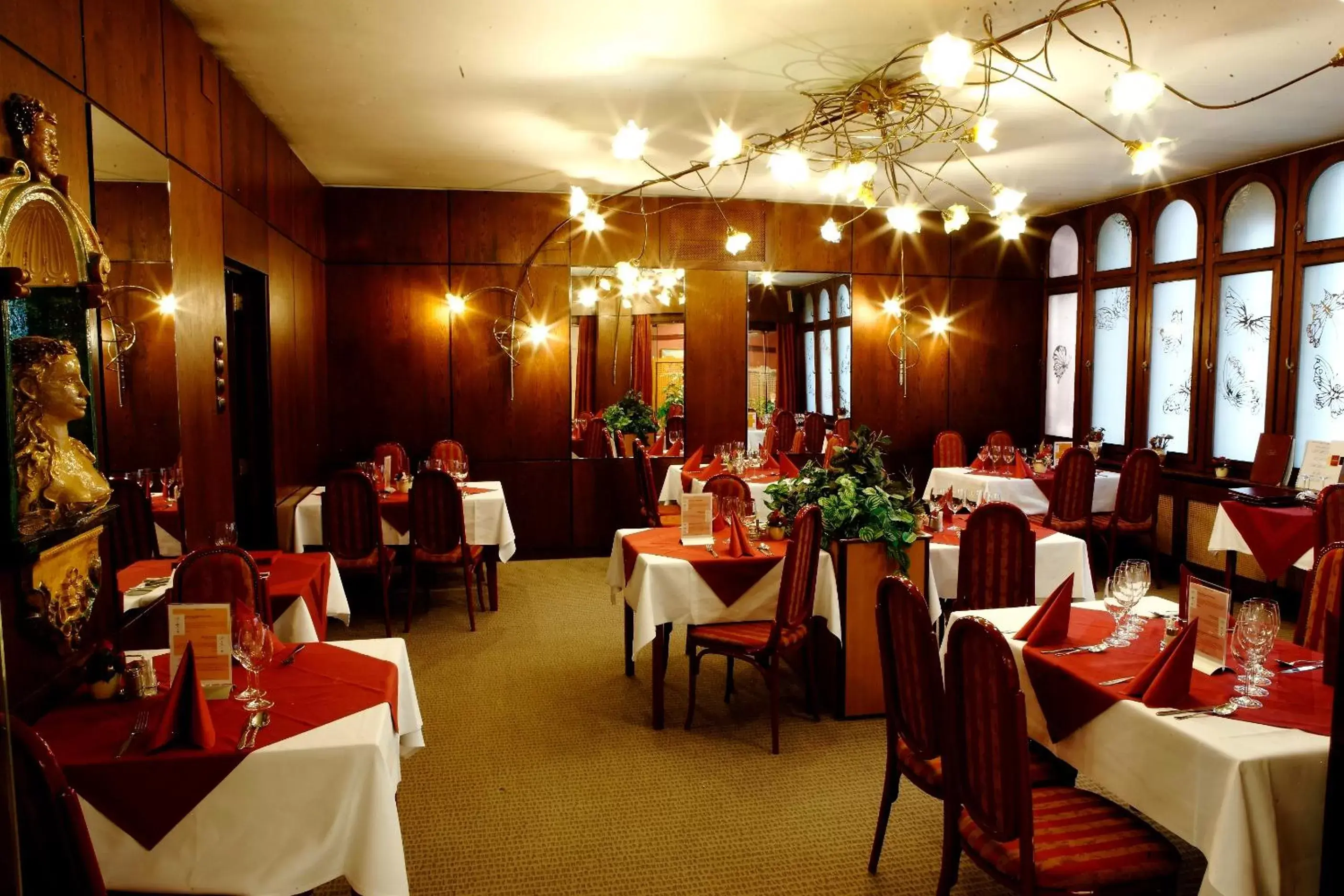 Restaurant/Places to Eat in Benczur Hotel