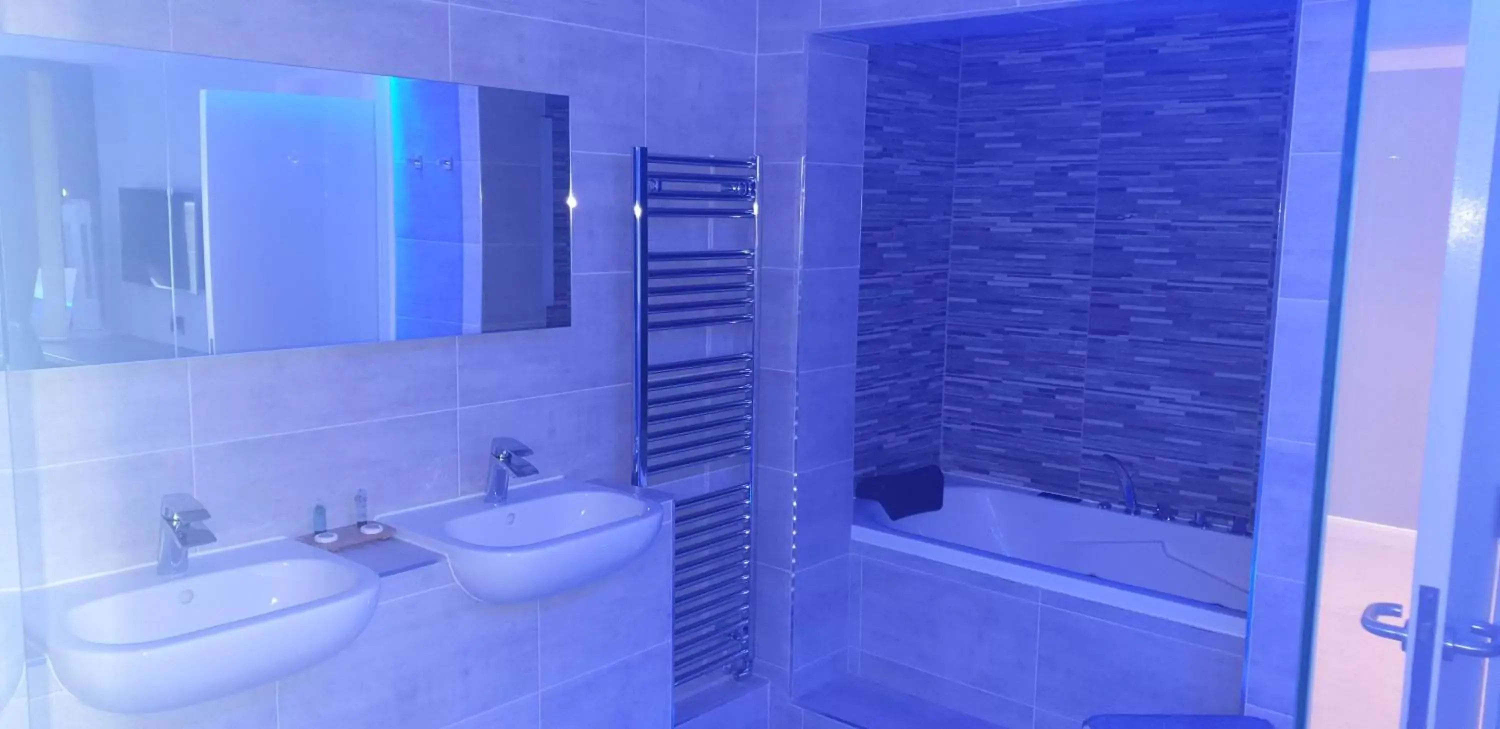 Bathroom in The Avenue Hotel Ltd Bathroom in The Avenue Hotel Ltd