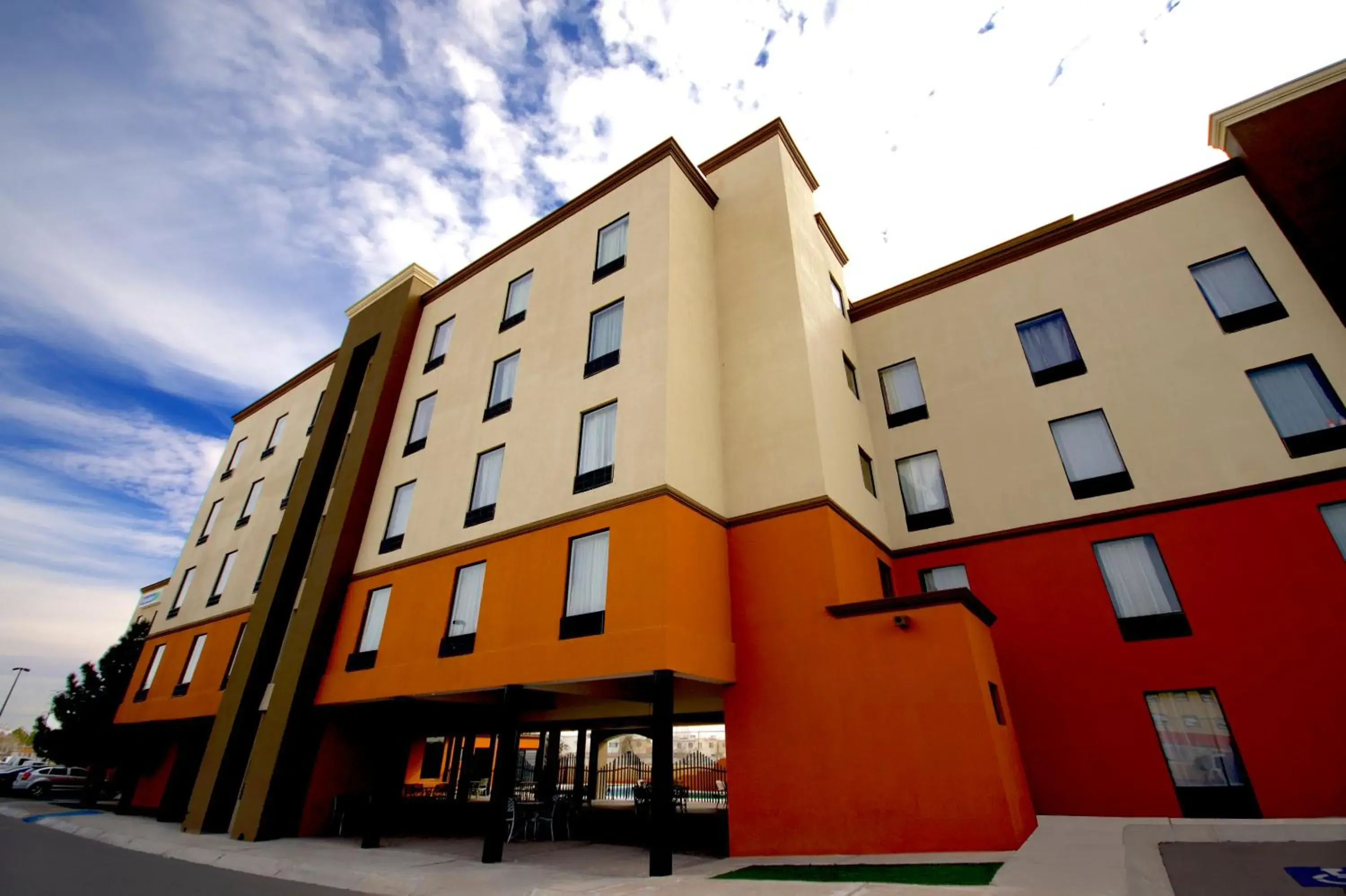 Facade/entrance, Property Building in Hotel Consulado Inn