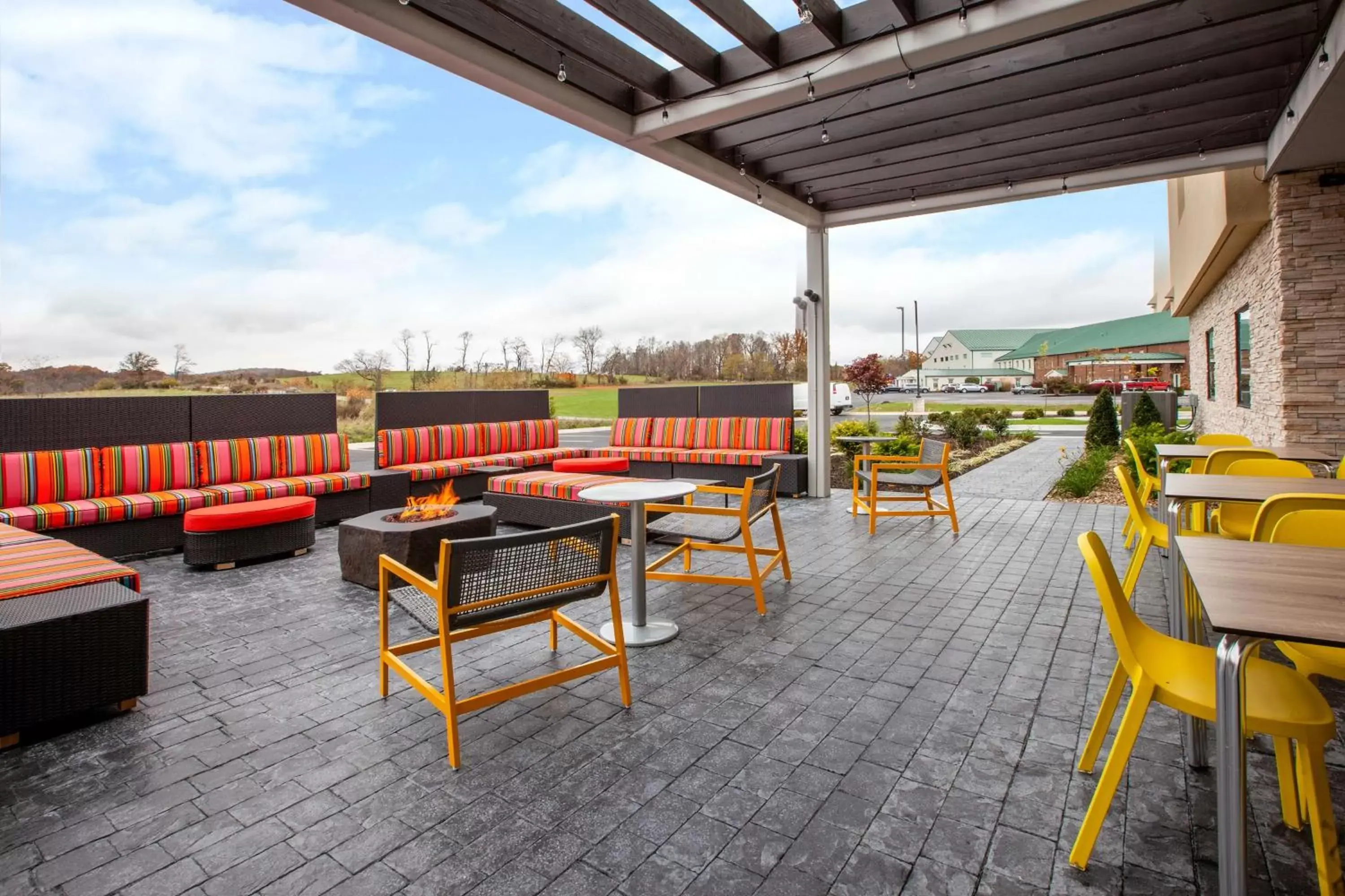 Patio, Restaurant/Places to Eat in Home2 Suites By Hilton Lewisburg, Wv