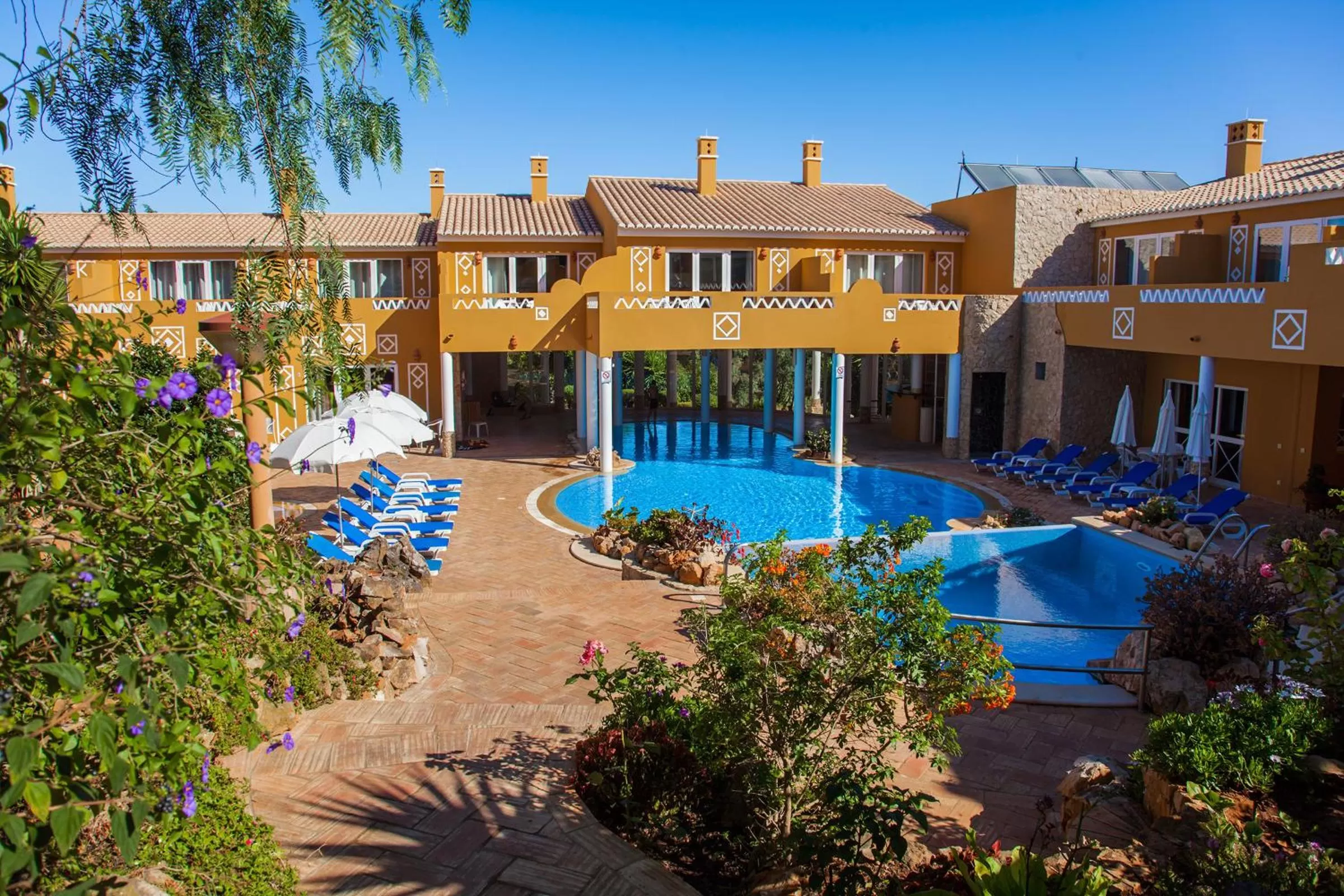 Facade/entrance in Montinho De Ouro