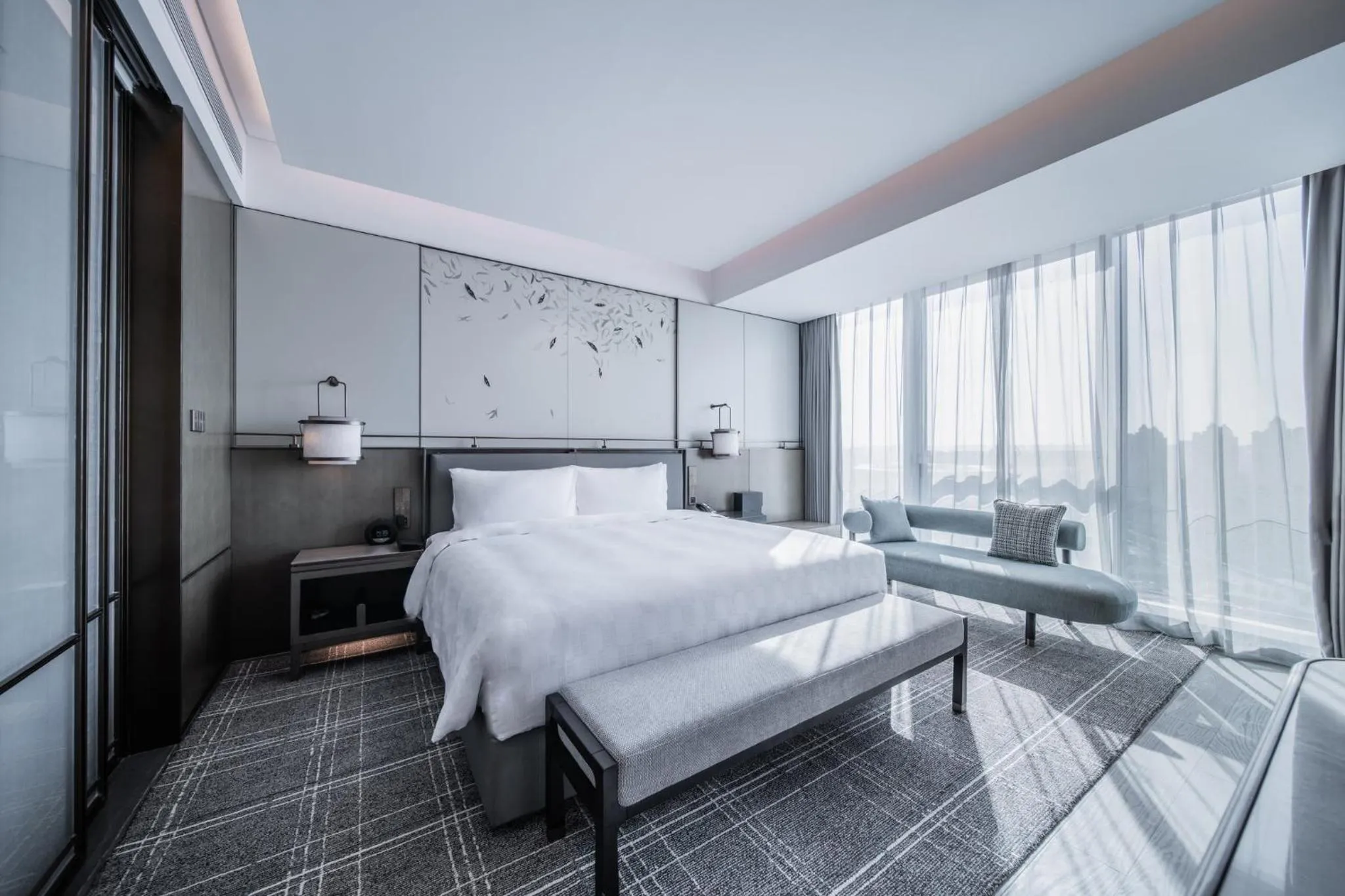 Photo of the whole room, Bed in HUALUXE Xi'an Chanba by IHG-西安浐灞华邑酒店-Near Xi'an International Convention Exhibition Center and Shopping mall and The Romantic show of Xi'an-Free Luggage Storage-English Service