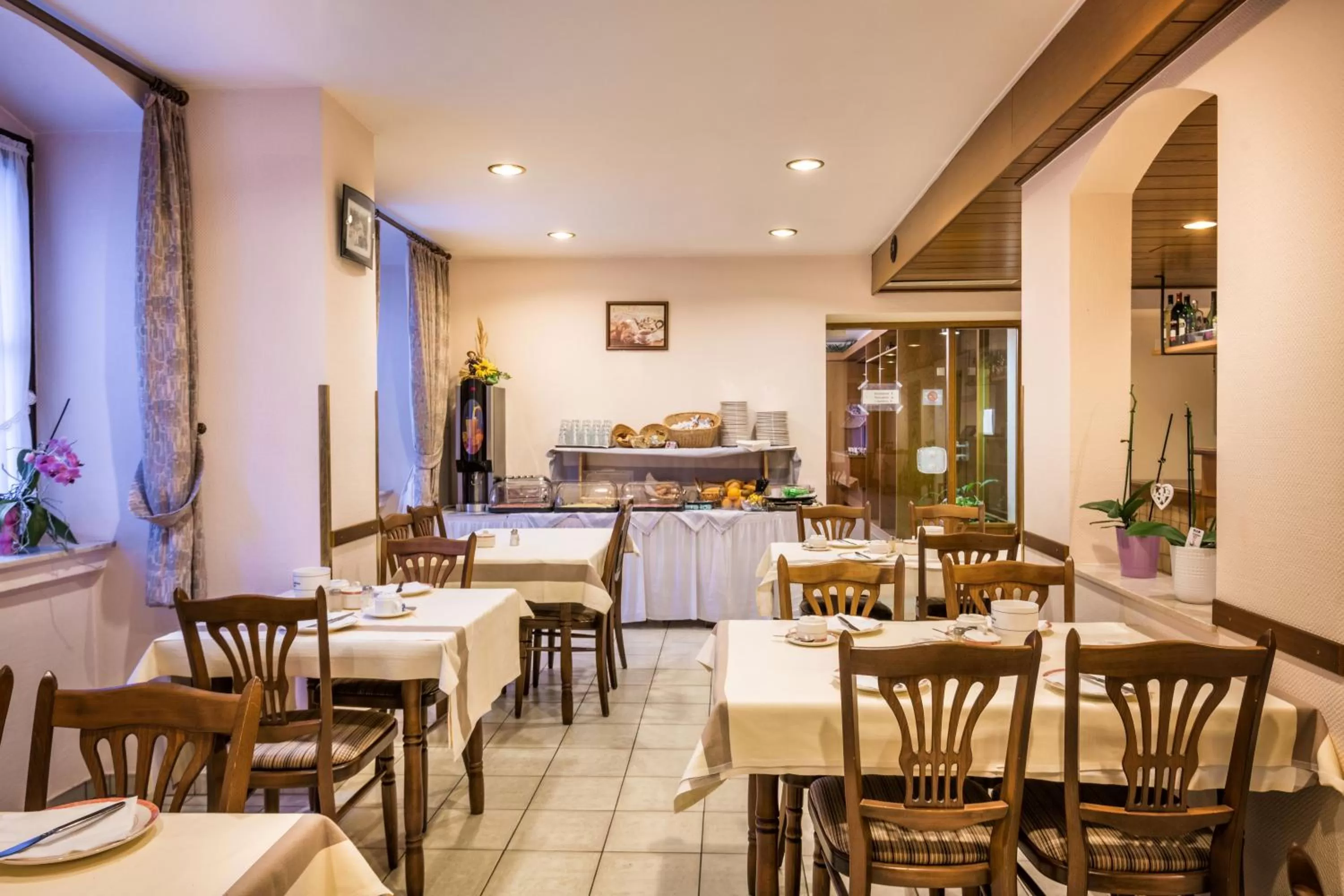 Restaurant/places to eat in Hotel Le Postillon