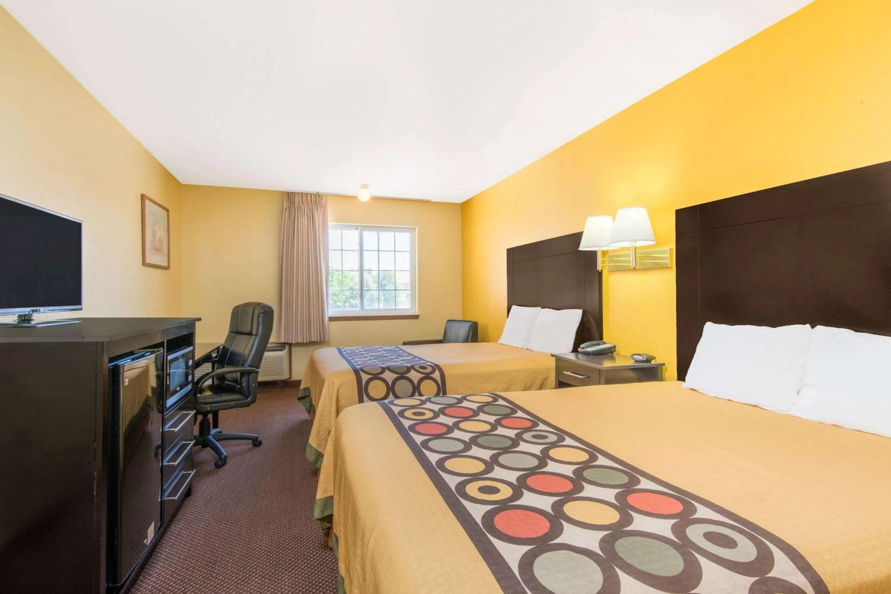 Photo of the whole room, Bed in Super 8 by Wyndham Moriarty