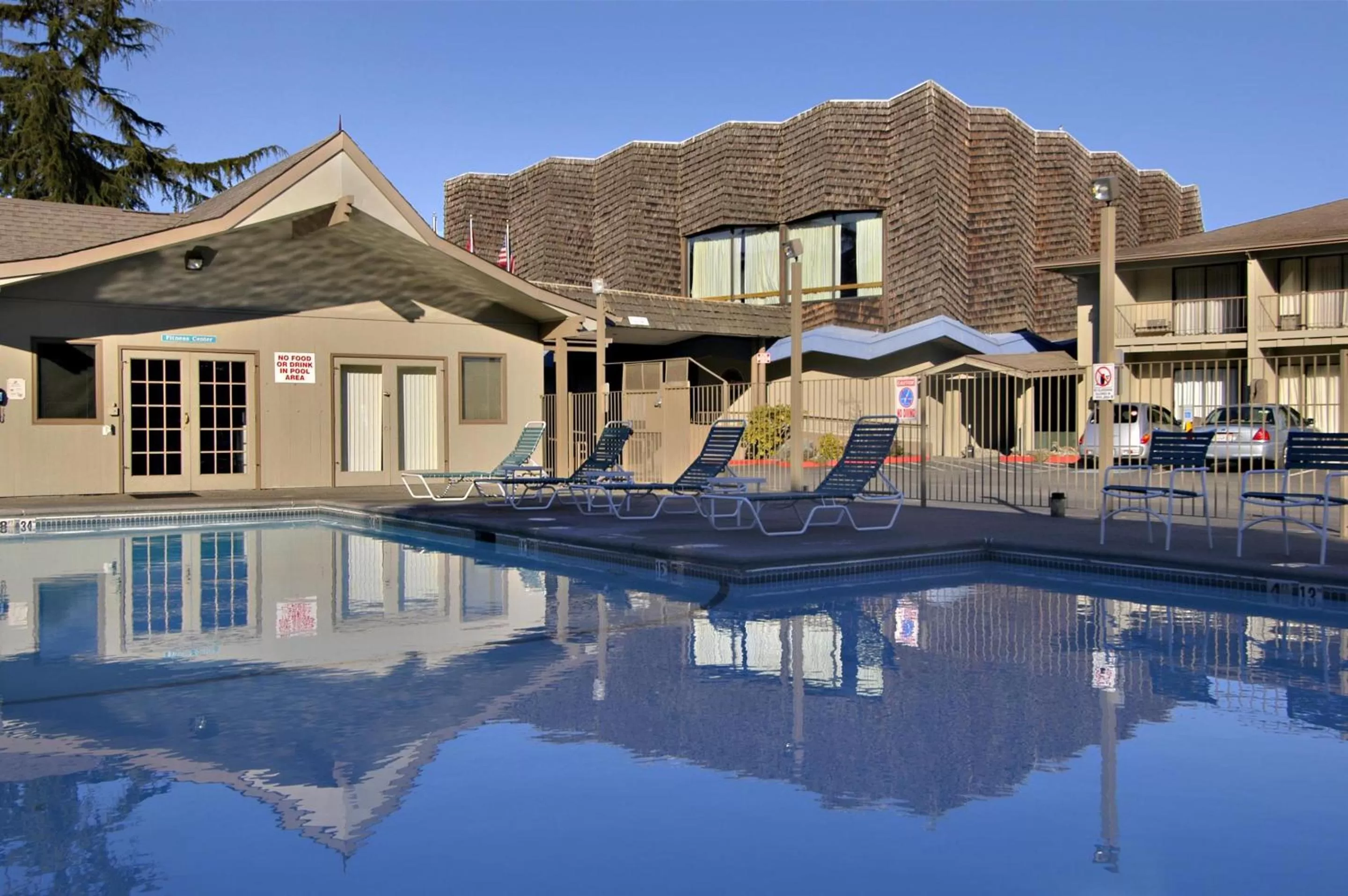 Swimming pool in Red Lion Hotel Port Angeles Harbor
