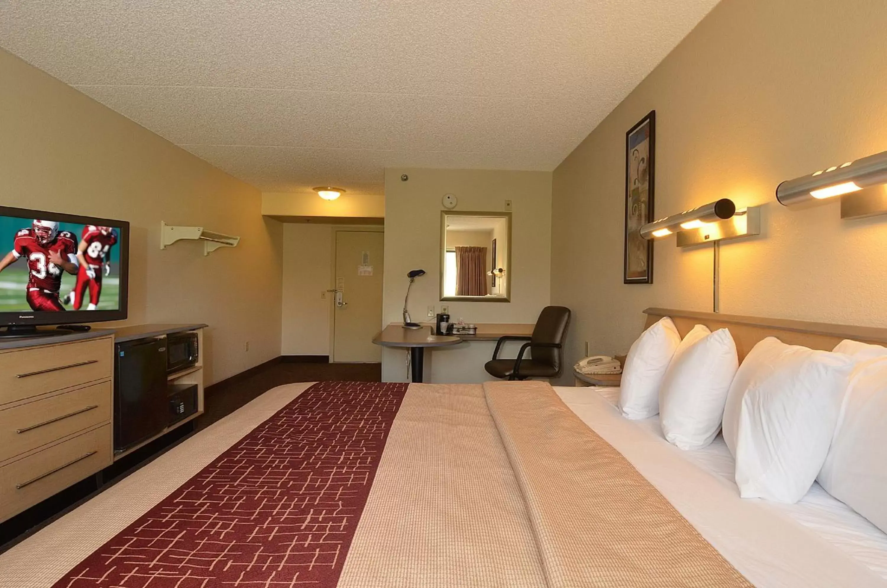 Bedroom, Bed in Red Roof Inn San Antonio Airport