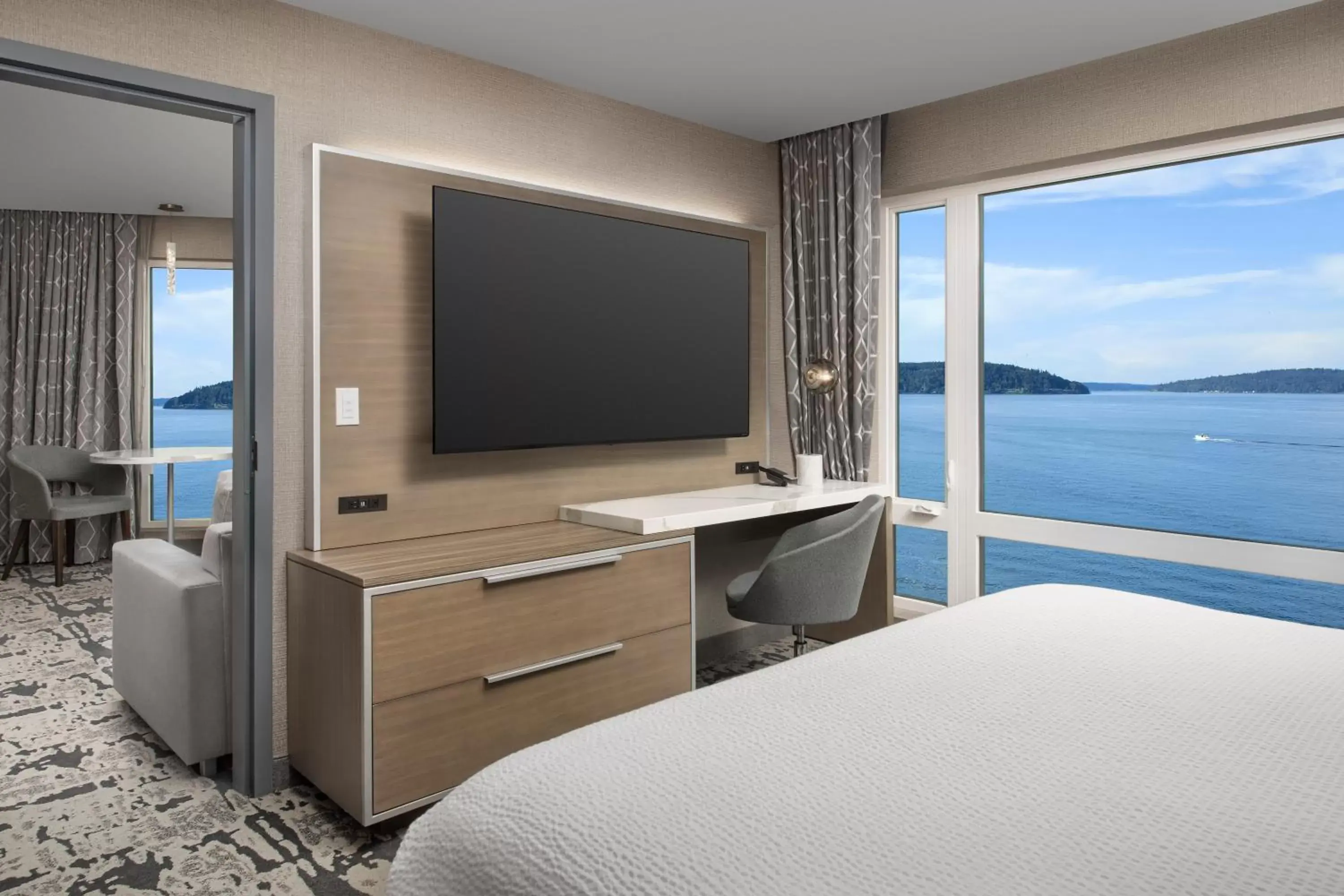Bed, TV/Entertainment Center in Silver Cloud Hotel Tacoma at Point Ruston Waterfront