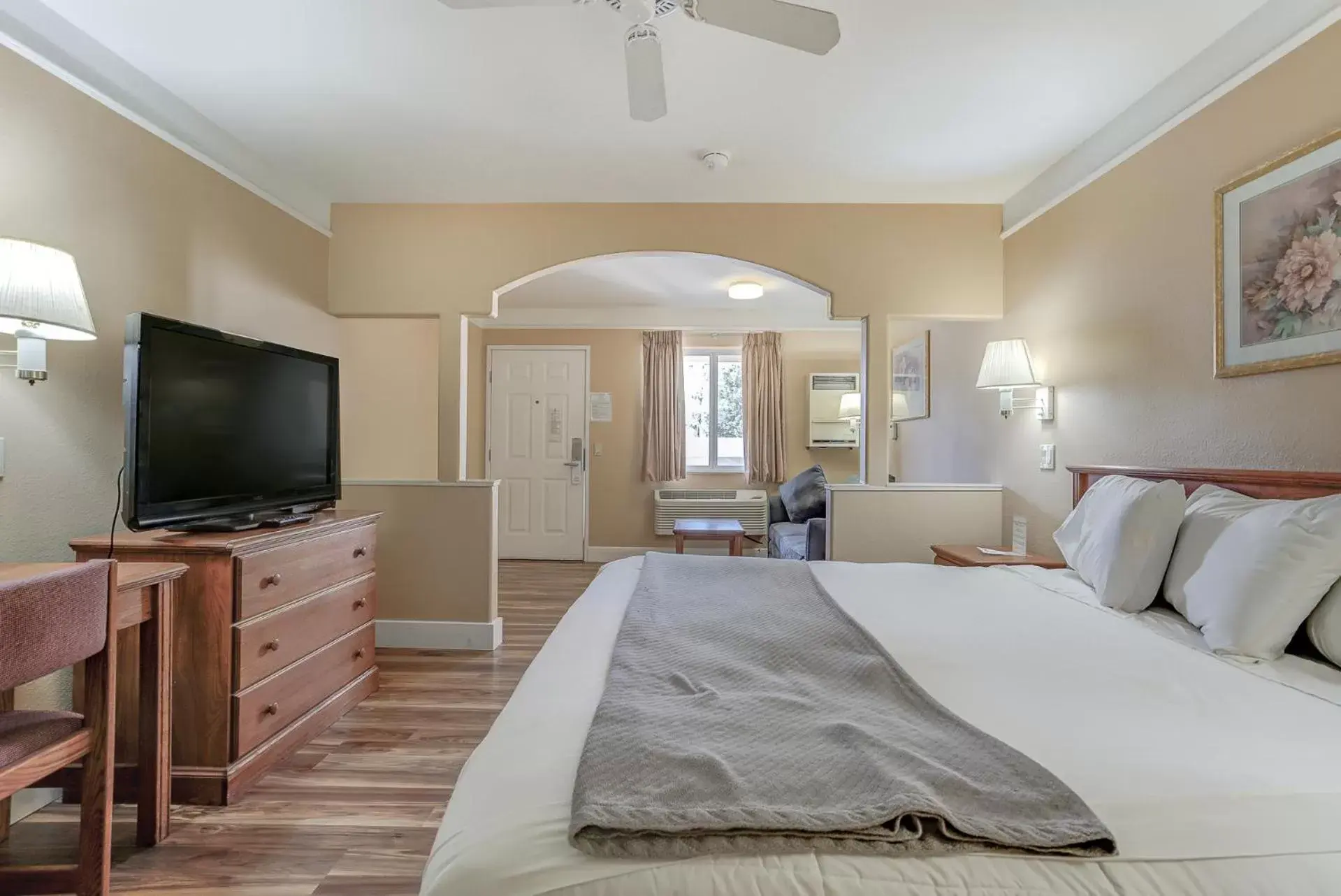 Bed in Shasta Pines Motel & Suites