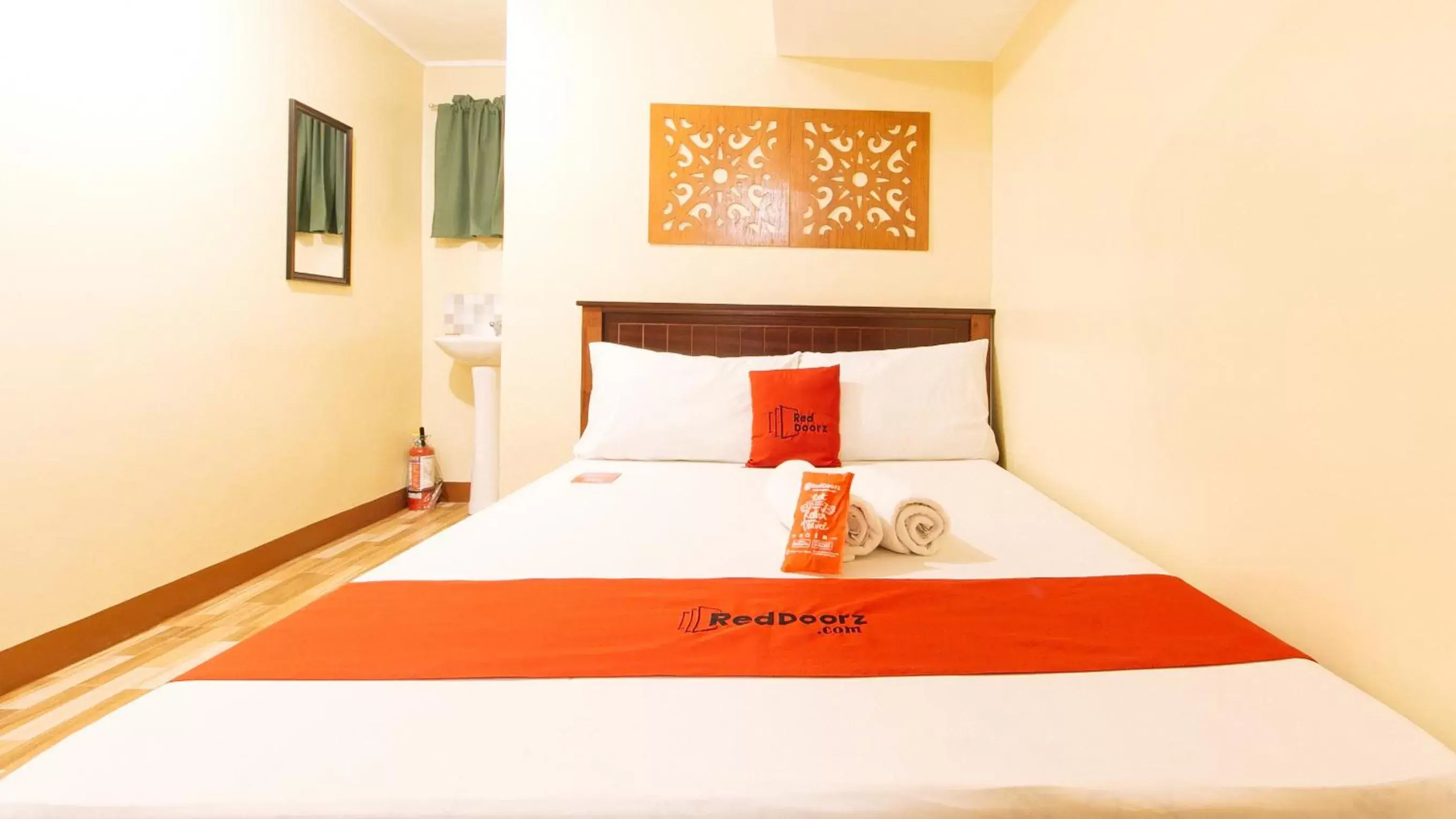 Bedroom in RedDoorz near PNR Espana Station