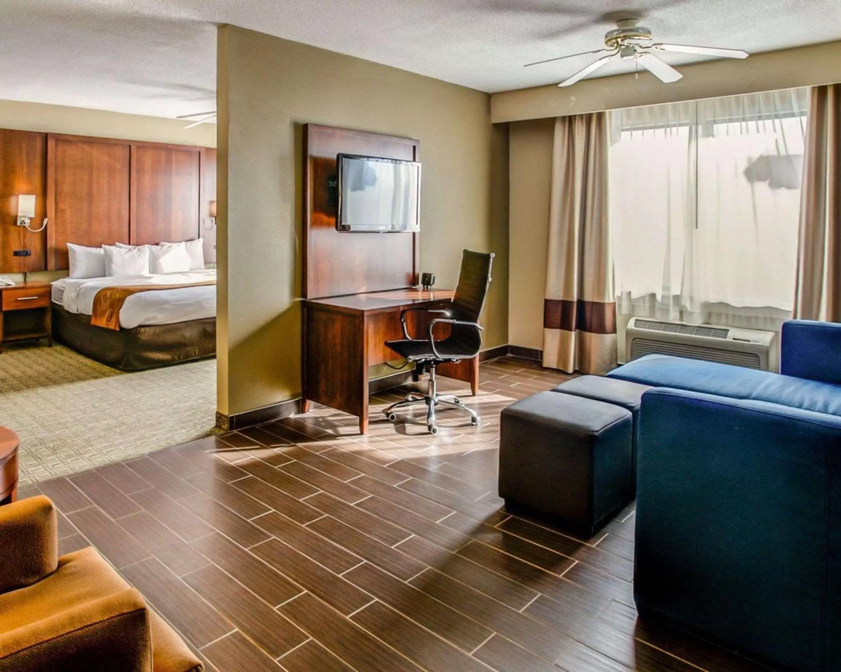 Photo of the whole room, Seating Area in Comfort Suites Georgetown