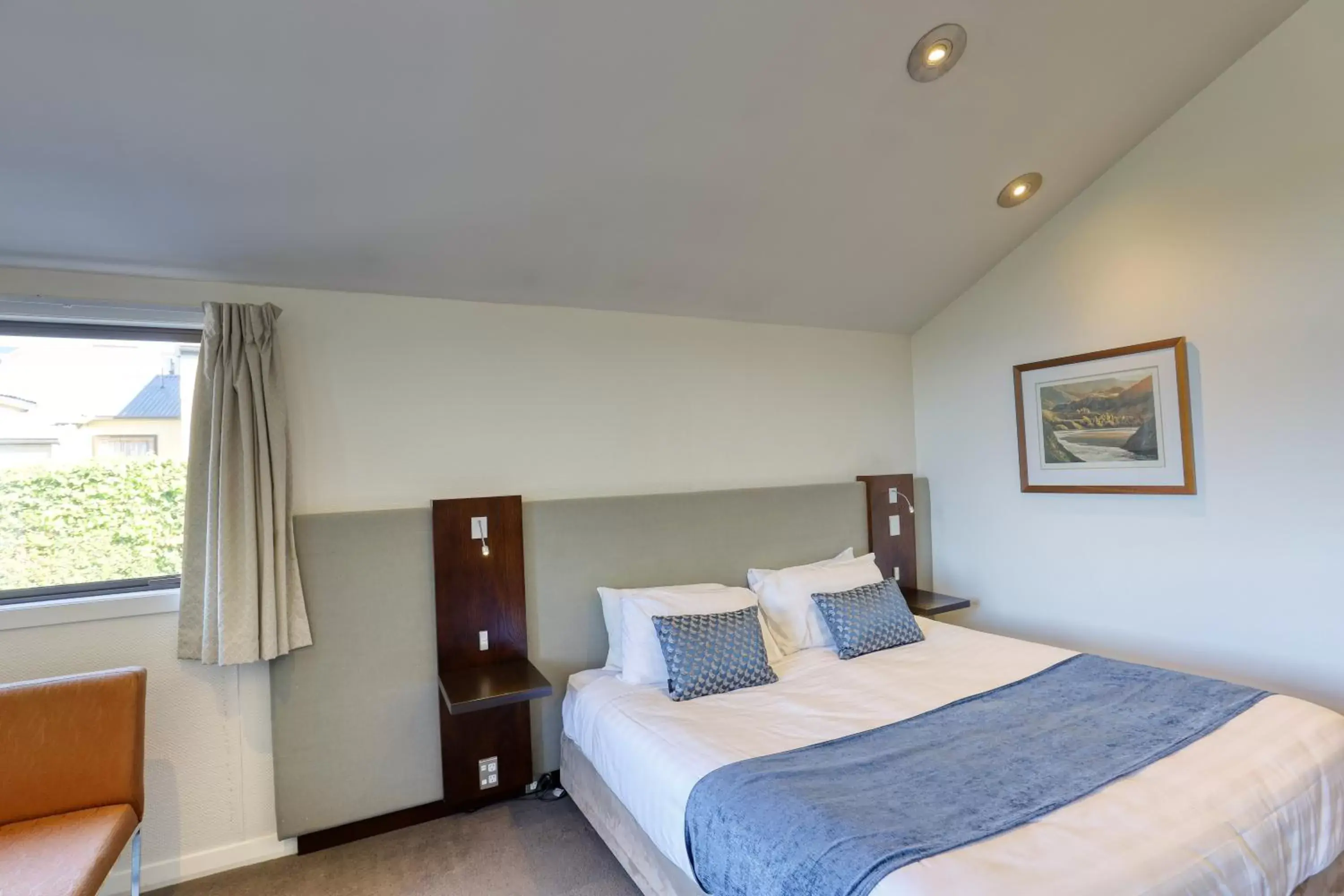 Bedroom, Bed in Garden Court Suites & Apartments