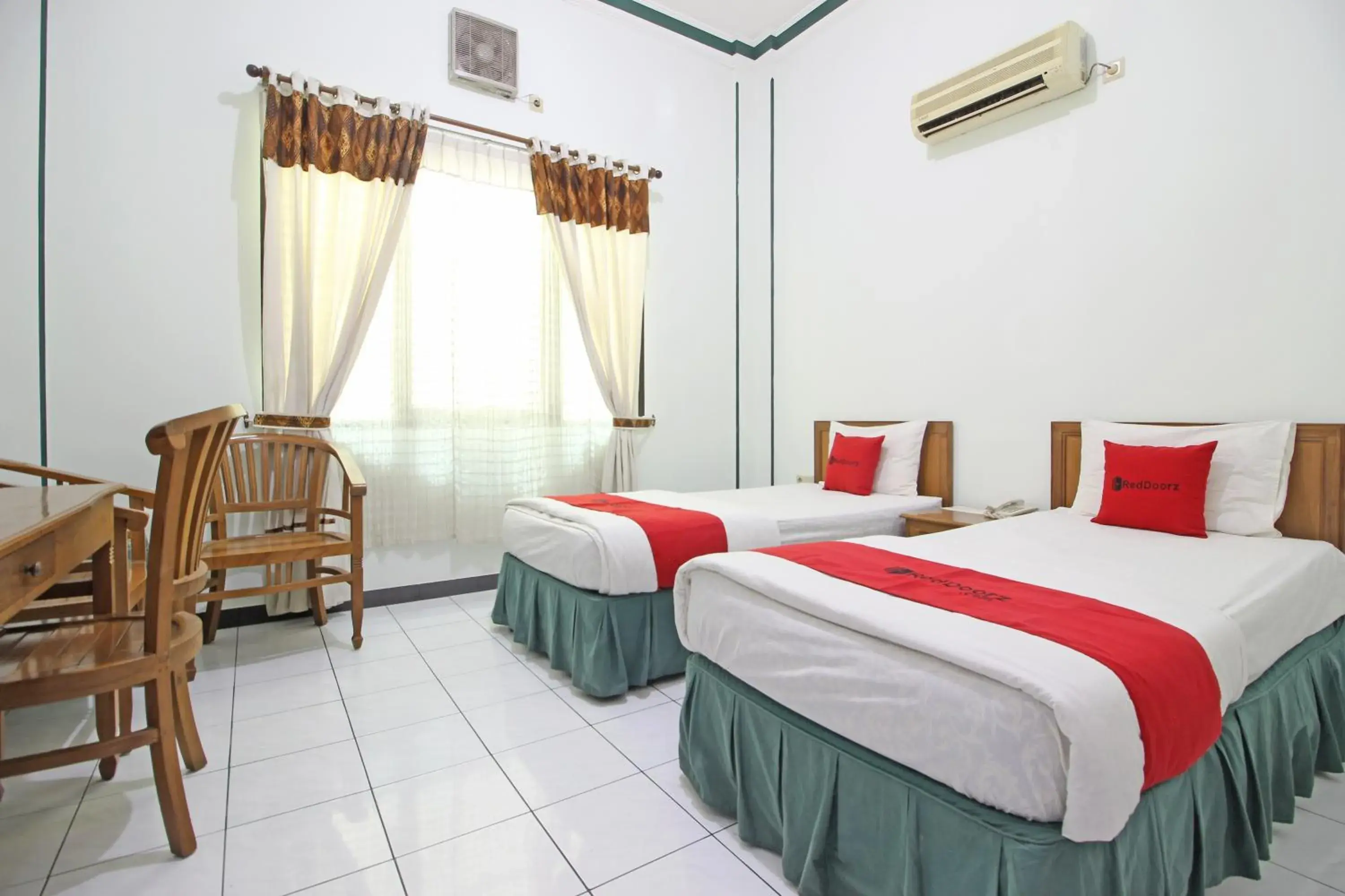 Bedroom, Bed in RedDoorz near XT Square Yogyakarta